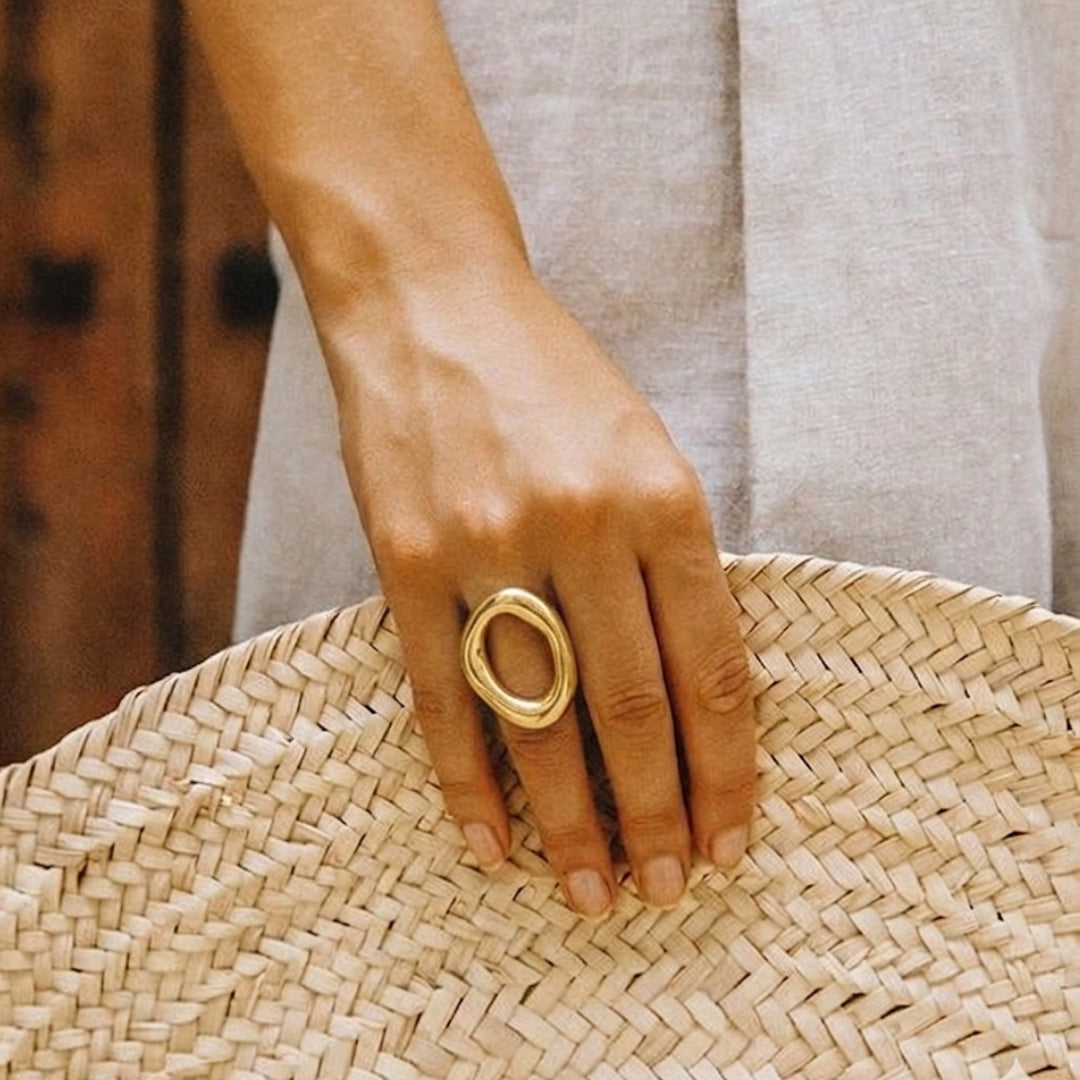 Eleganter Damenring von Rosanna de la Riva mit zeitlosem Design.