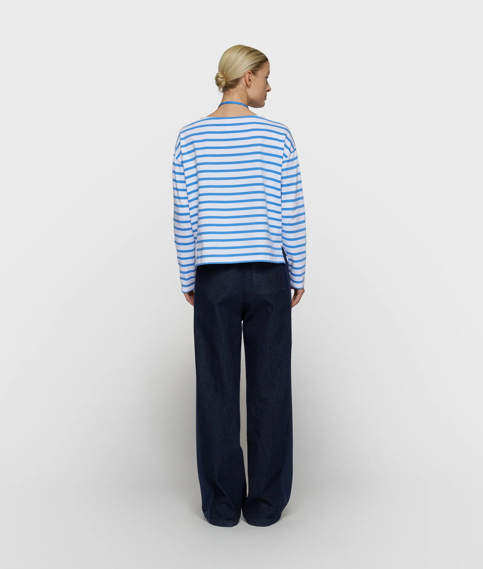10 Days Amsterdam Sweater Stripes White Ultramarine – weiß-blau gestreifter Damen Sweater mit 10DAYS Schriftzug