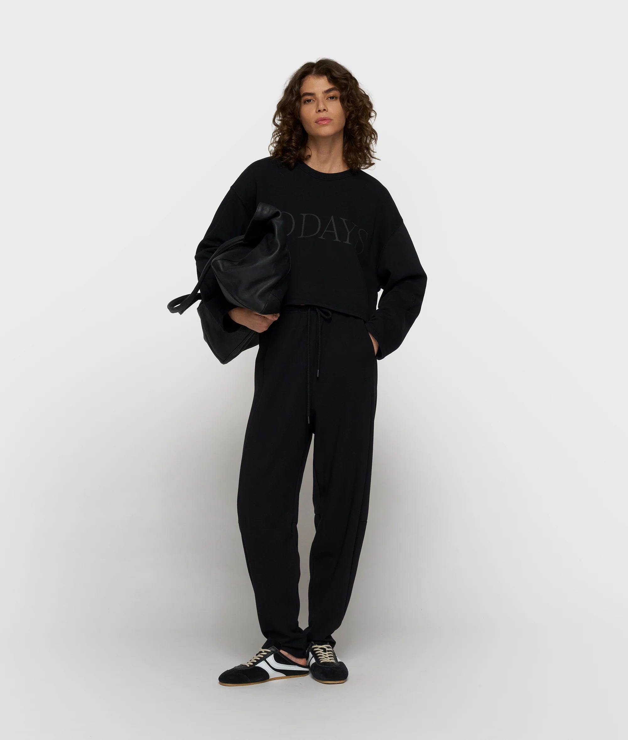 Kurzer 10DAYS Sweater in Schwarz mit großem tonalem 10DAYS Logo und weitem Schnitt