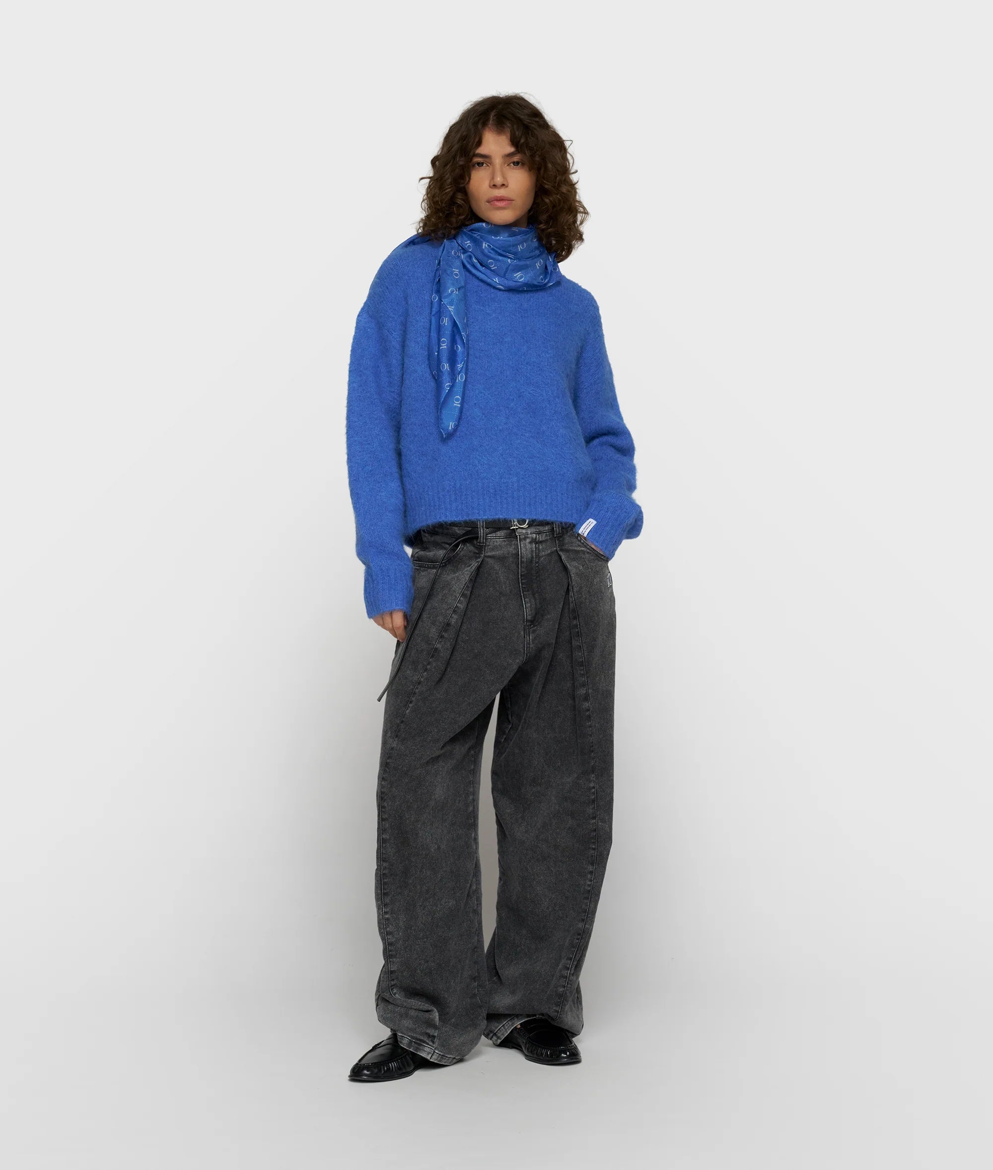 0 Days Amsterdam Hairy Knit Sweater in Ultramarine – weicher flauschiger Strickpullover in leuchtendem Blau mit lässiger Passform