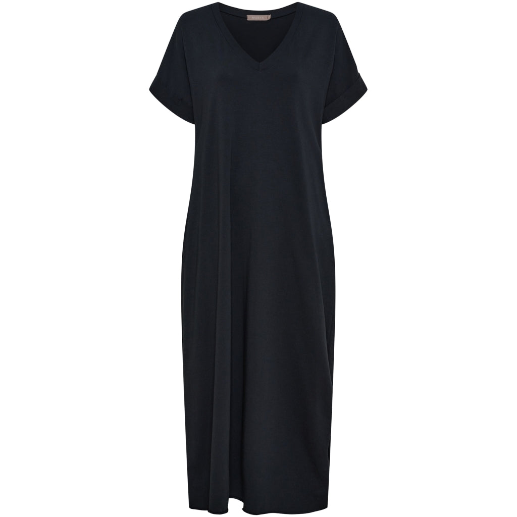 Schwarzes Maxikleid von Marta du Château mit V-Ausschnitt, kurzen umgeschlagenen Ärmeln und locker fallender Passform aus weicher Baumwollmischung.