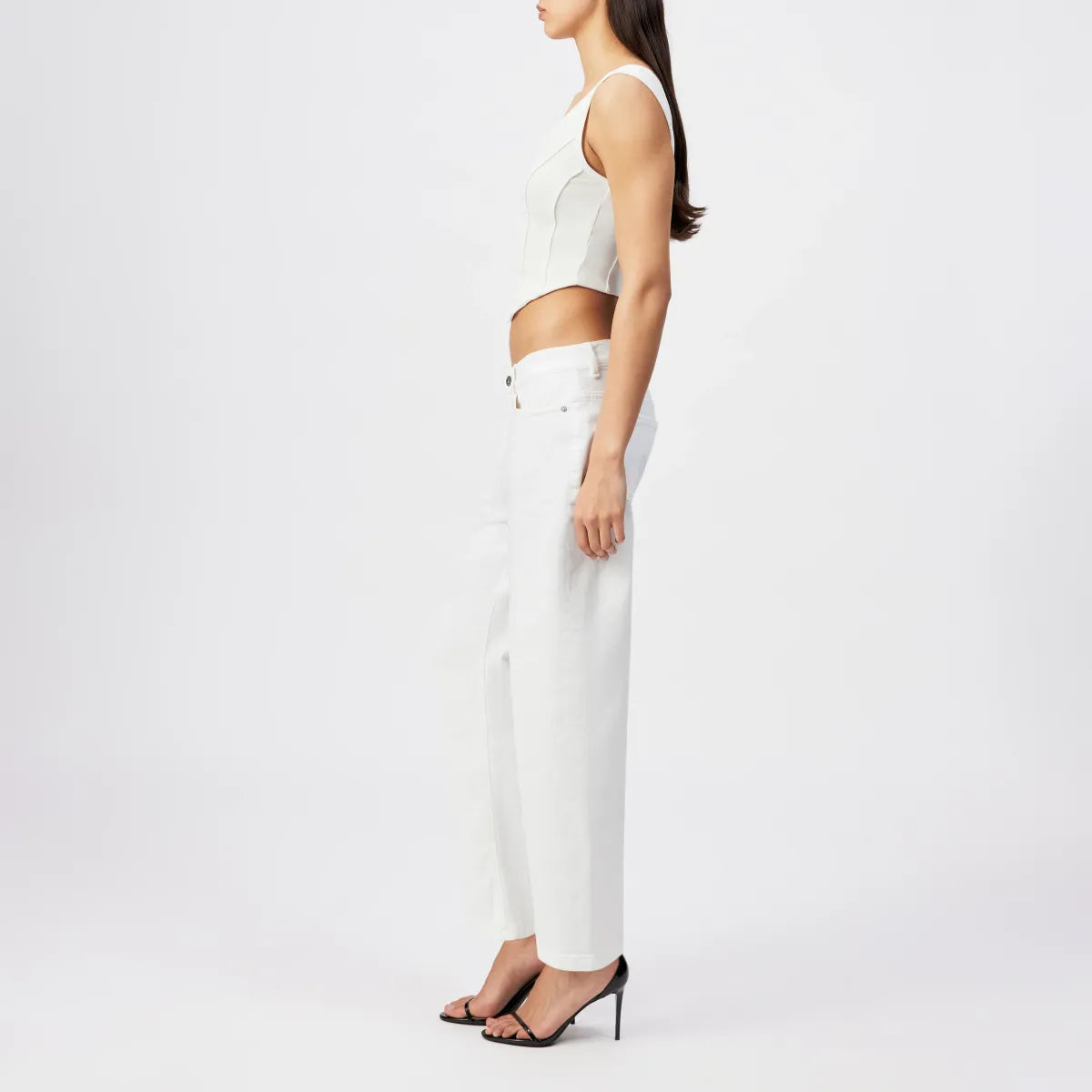 DRYKORN FLOWN Jeans aus weißem italienischem Denim mit Relaxed Fit, Low-Waist-Bund, schmal zulaufendem Bein und moderner Cropped-Länge.