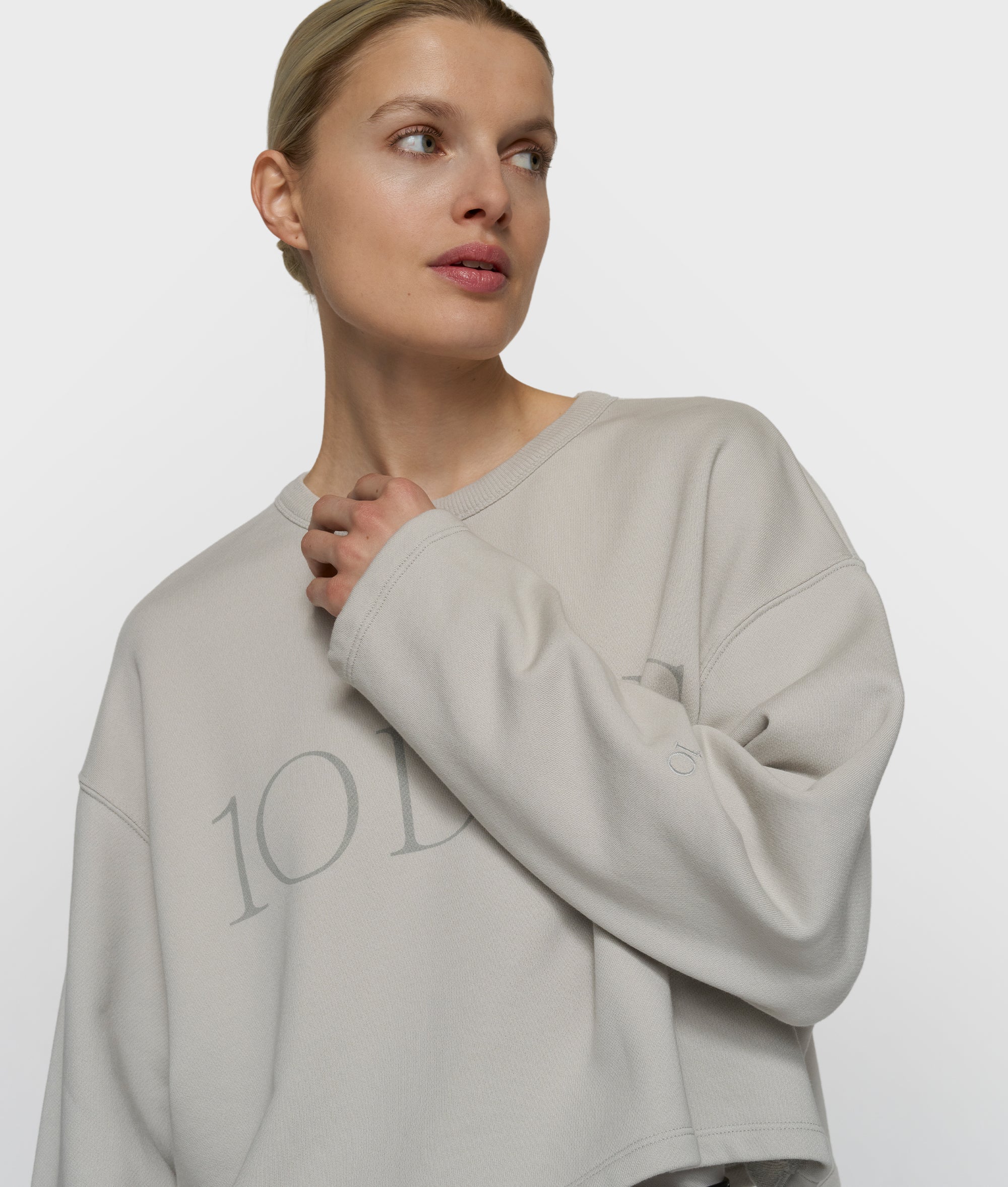 Kurzer 10DAYS Sweater in Stone mit tonalem 10DAYS Schriftzug und lässiger Cropped-Passform