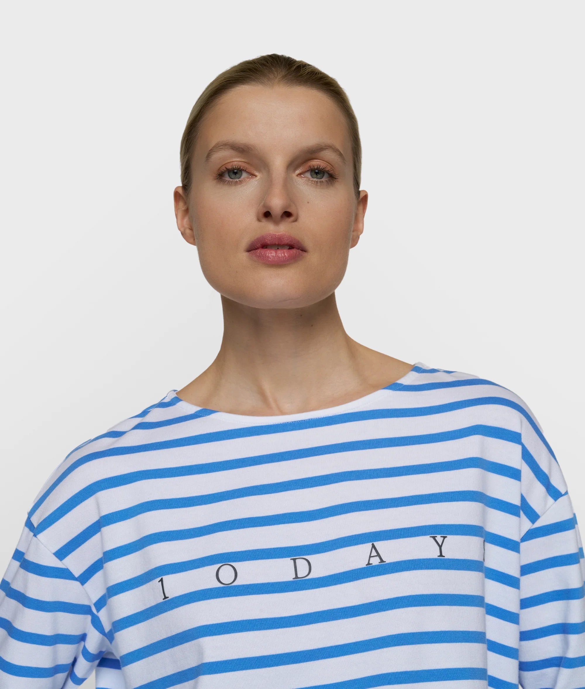 10 Days Amsterdam Sweater Stripes White Ultramarine – weiß-blau gestreifter Damen Sweater mit 10DAYS Schriftzug