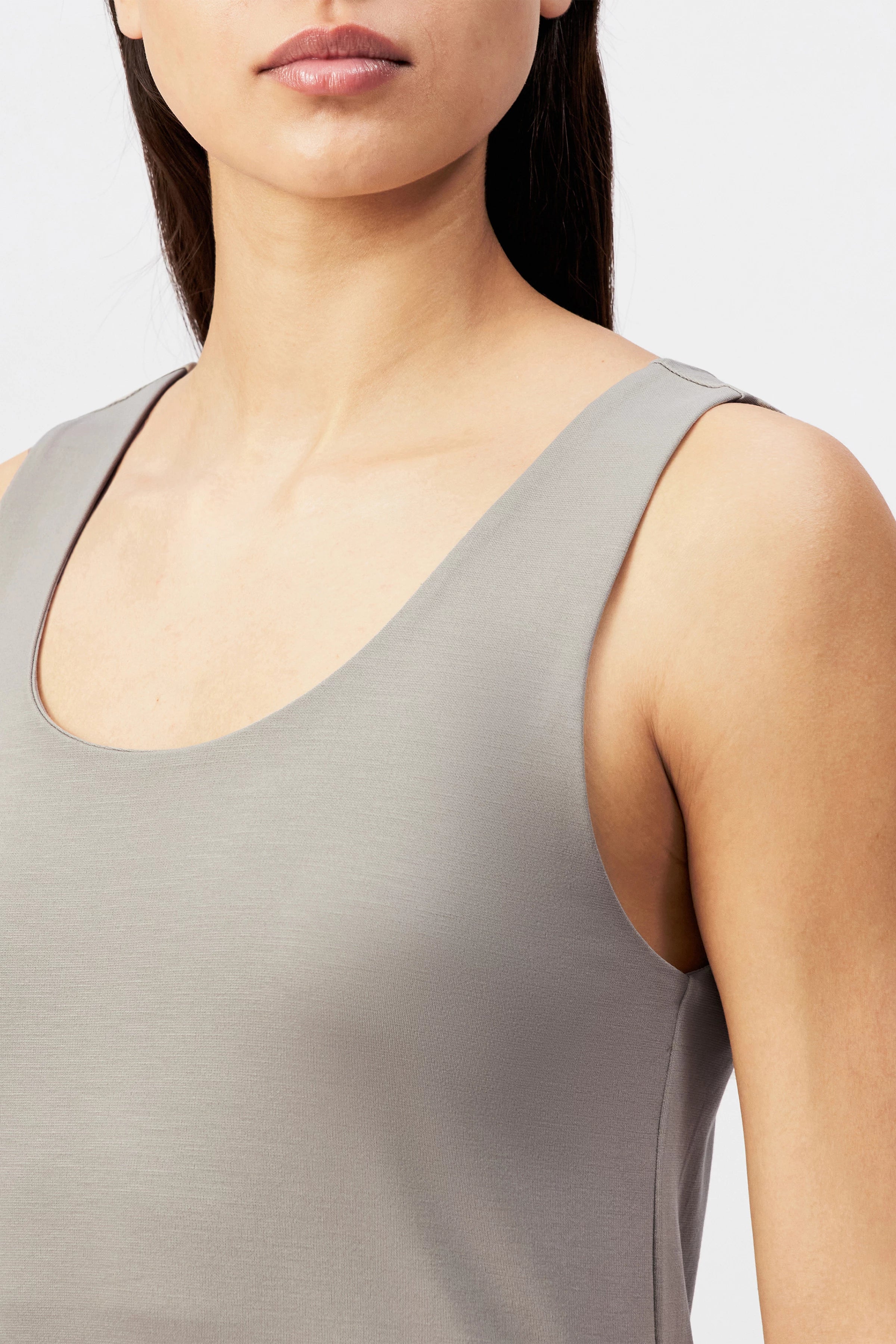 DRYKORN LOZIA Jersey-Kleid in knöchellanger Länge mit tiefem Rundhalsausschnitt, fließender Silhouette und hochwertigem Lyocell-Mix.