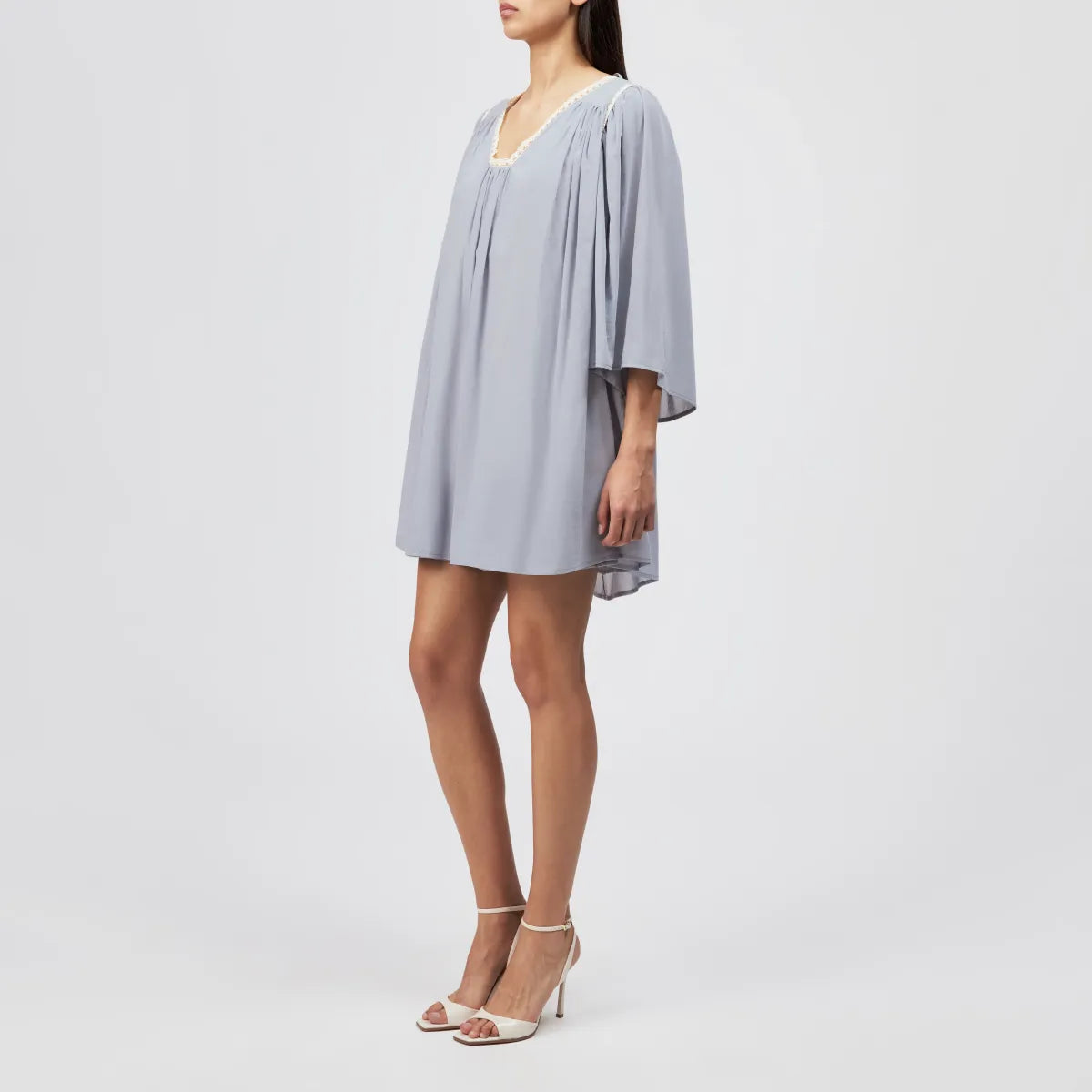 DRYKORN VAREEN Tunika-Kleid in Hellblau mit Spitzenbesatz am Ausschnitt, Relaxed Fit, A-Linie und langen Ärmeln in Mini-Länge.