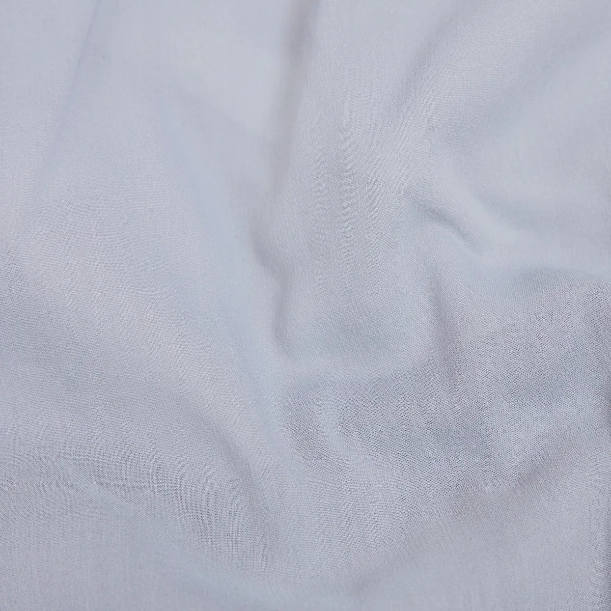 DRYKORN VAREEN Tunika-Kleid in Hellblau mit Spitzenbesatz am Ausschnitt, Relaxed Fit, A-Linie und langen Ärmeln in Mini-Länge.