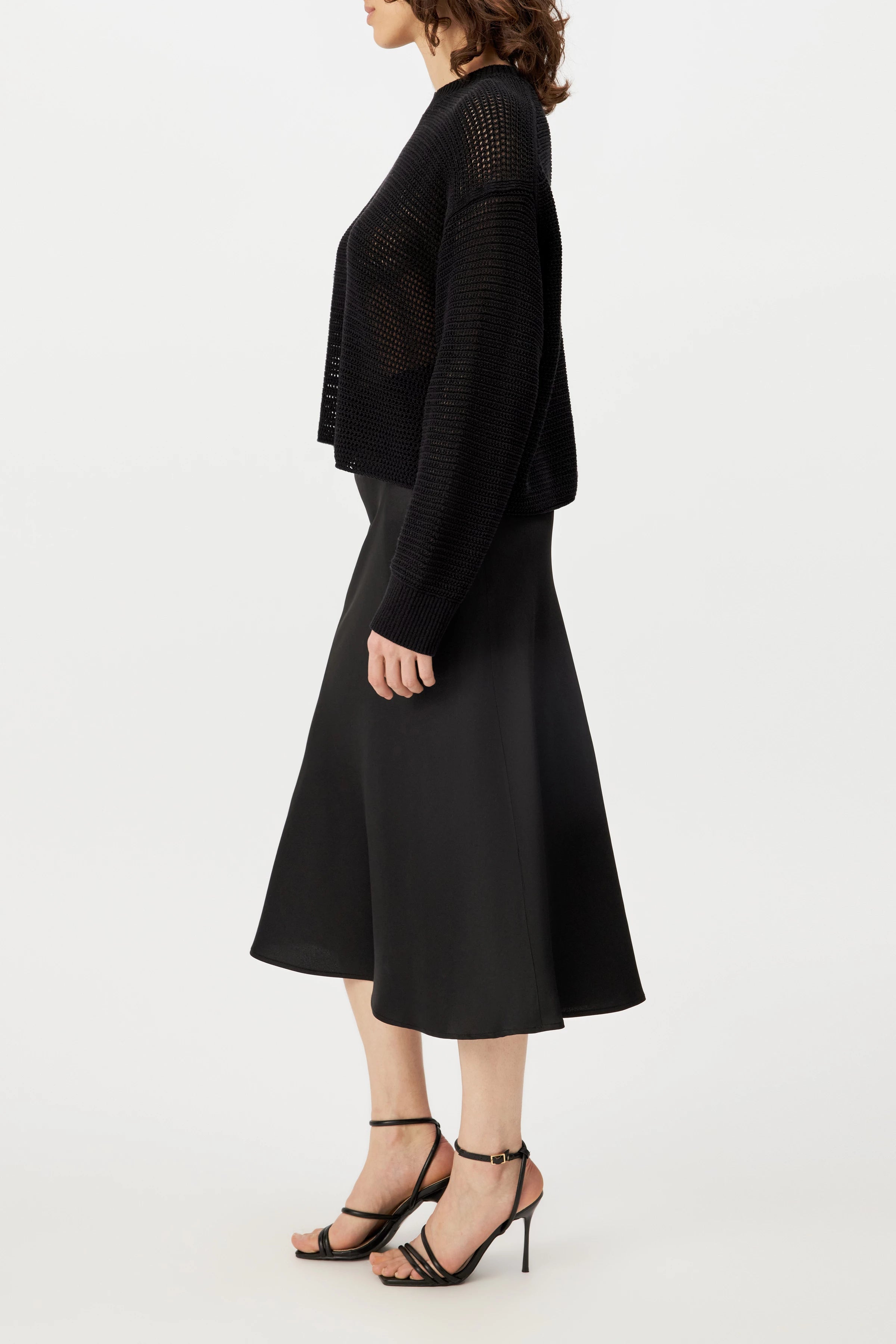 DRYKORN MALESE Pullover mit Oversized Fit, Rundhalsausschnitt, langen Ärmeln und verkürzter Cropped-Länge aus hochwertigem Baumwoll-Mix.