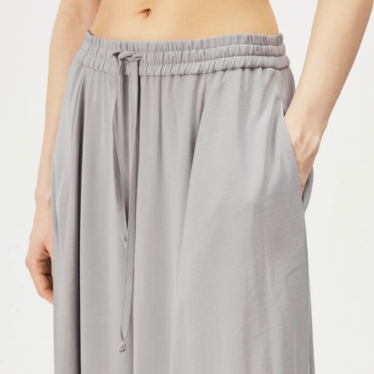 DRYKORN QERIME Tellerrock in knöchellanger Länge mit fließender A-Linie, Mid-Waist-Bund und elegantem Fall aus hochwertigem Modal-Mix.