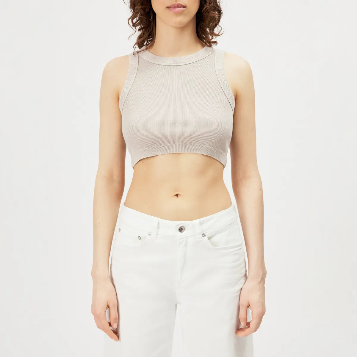 DRYKORN NADEEN Jerseytop aus Baumwolle mit Rippenstruktur, Rundhalsausschnitt, Slim Fit und verkürzter Länge im modernen Used-Look.