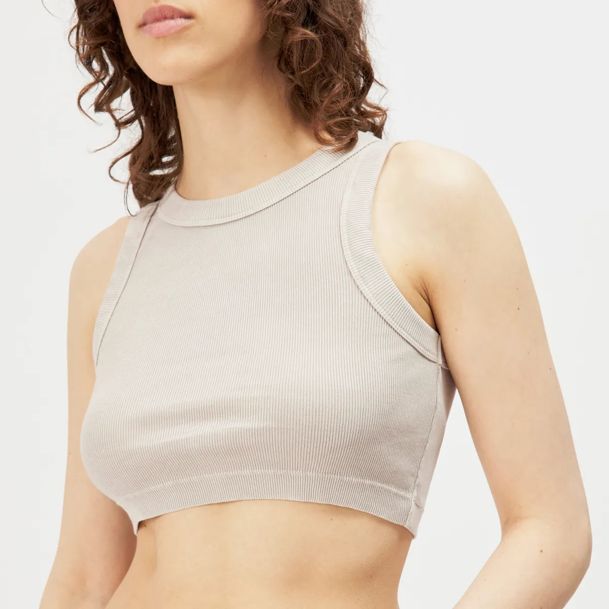 DRYKORN NADEEN Jerseytop aus Baumwolle mit Rippenstruktur, Rundhalsausschnitt, Slim Fit und verkürzter Länge im modernen Used-Look.