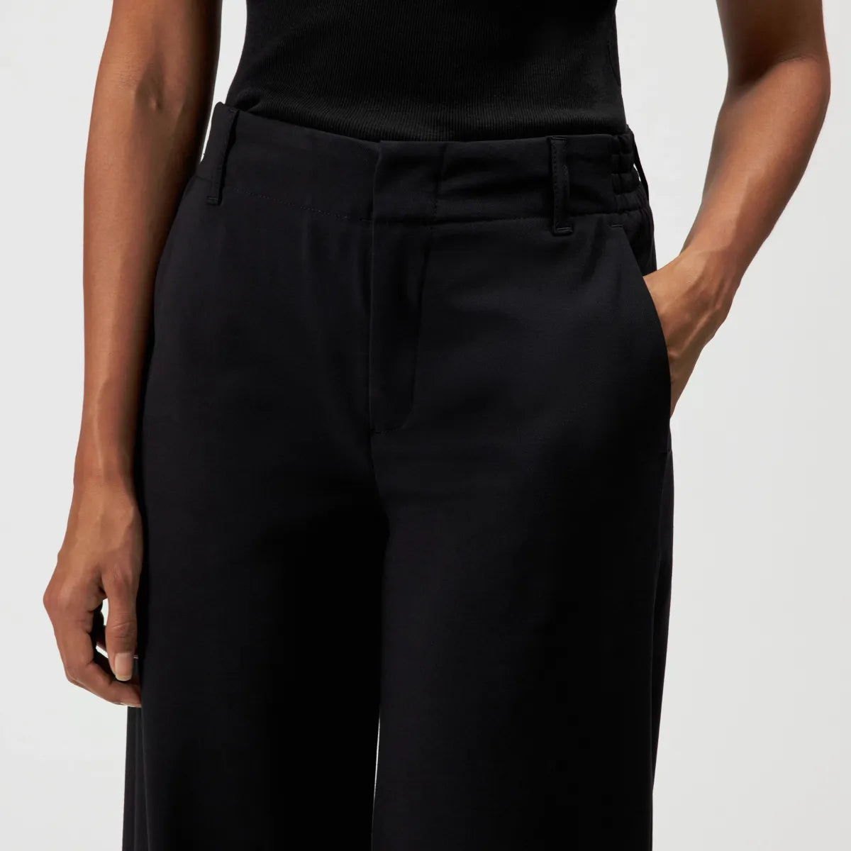 DRYKORN DUTIFUL Hose mit modernem Barrel-Leg-Schnitt, Mid Waist und elastischem Komfortbund. Hochwertiger Materialmix mit klarer, eleganter Optik.