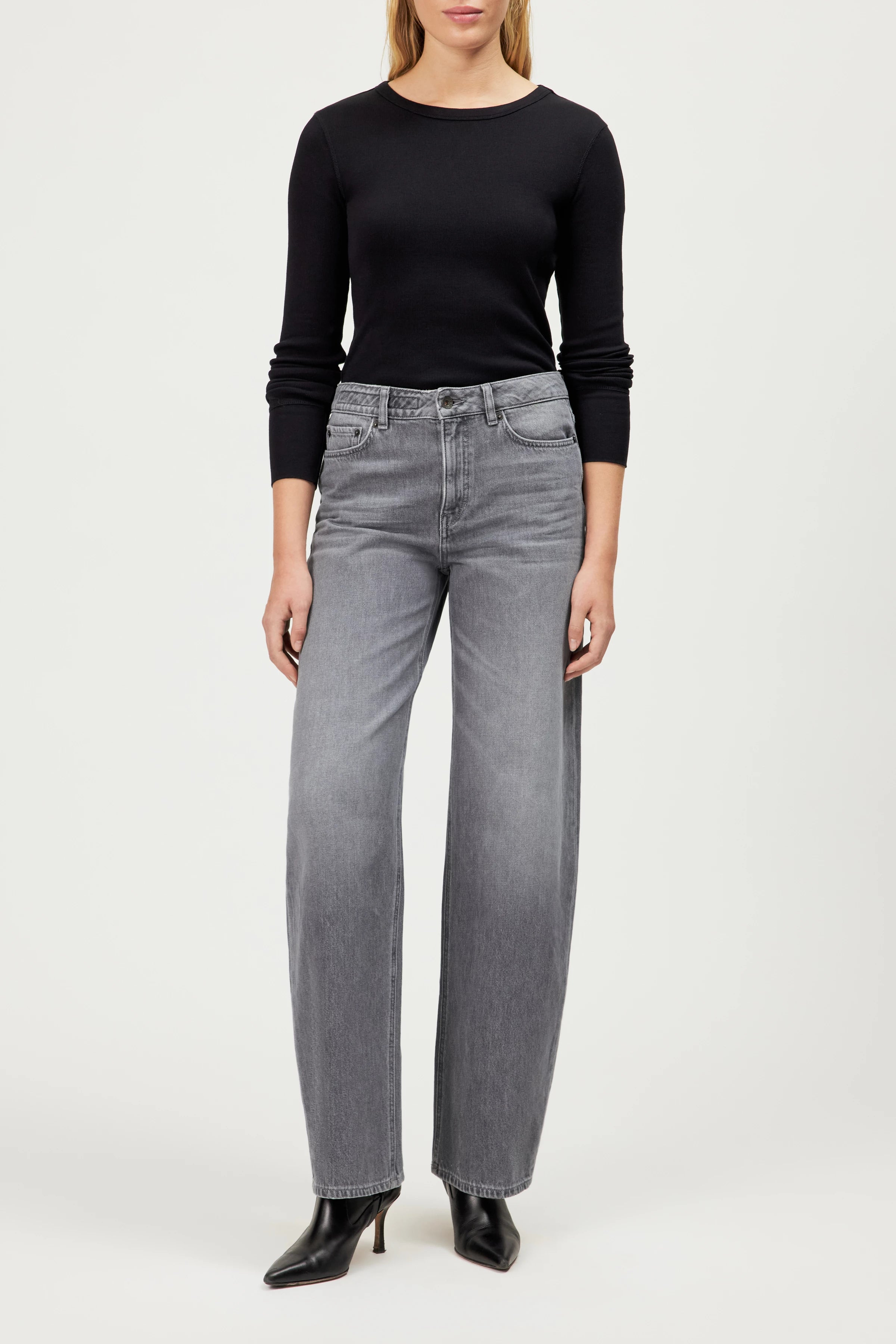 DRYKORN MEDLEY Barrel Leg Jeans in Hellgrau mit Mid-Waist-Passform und Relaxed Fit aus 100 % Baumwolle.