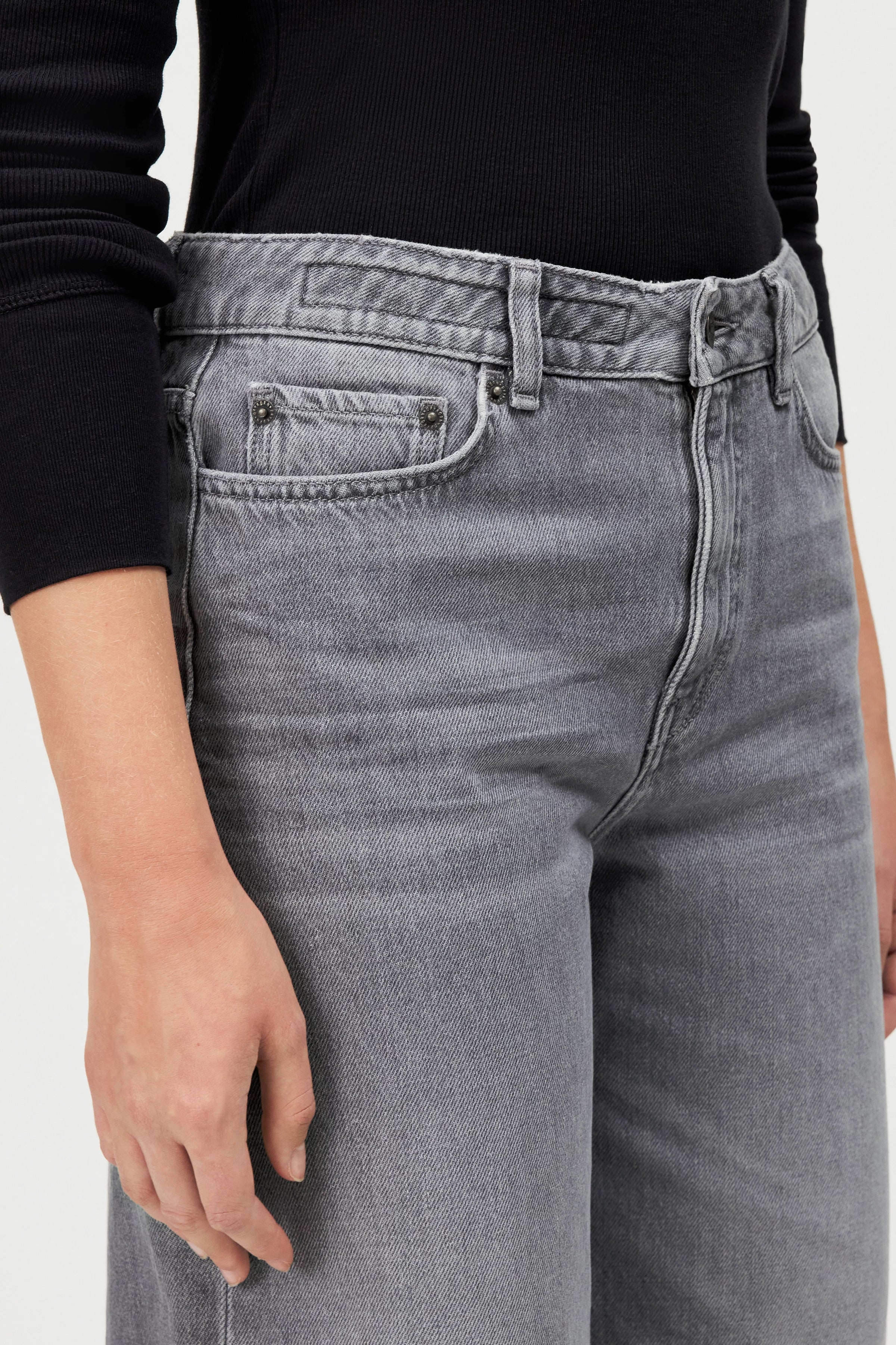 DRYKORN MEDLEY Barrel Leg Jeans in Hellgrau mit Mid-Waist-Passform und Relaxed Fit aus 100 % Baumwolle.