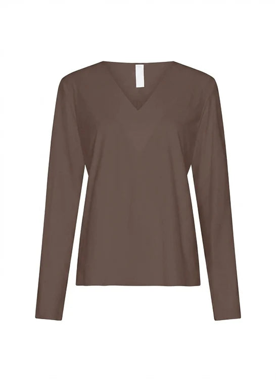 Japan TKY Langarmshirt in Cacao mit breiter V-Ausschnittblende am Model