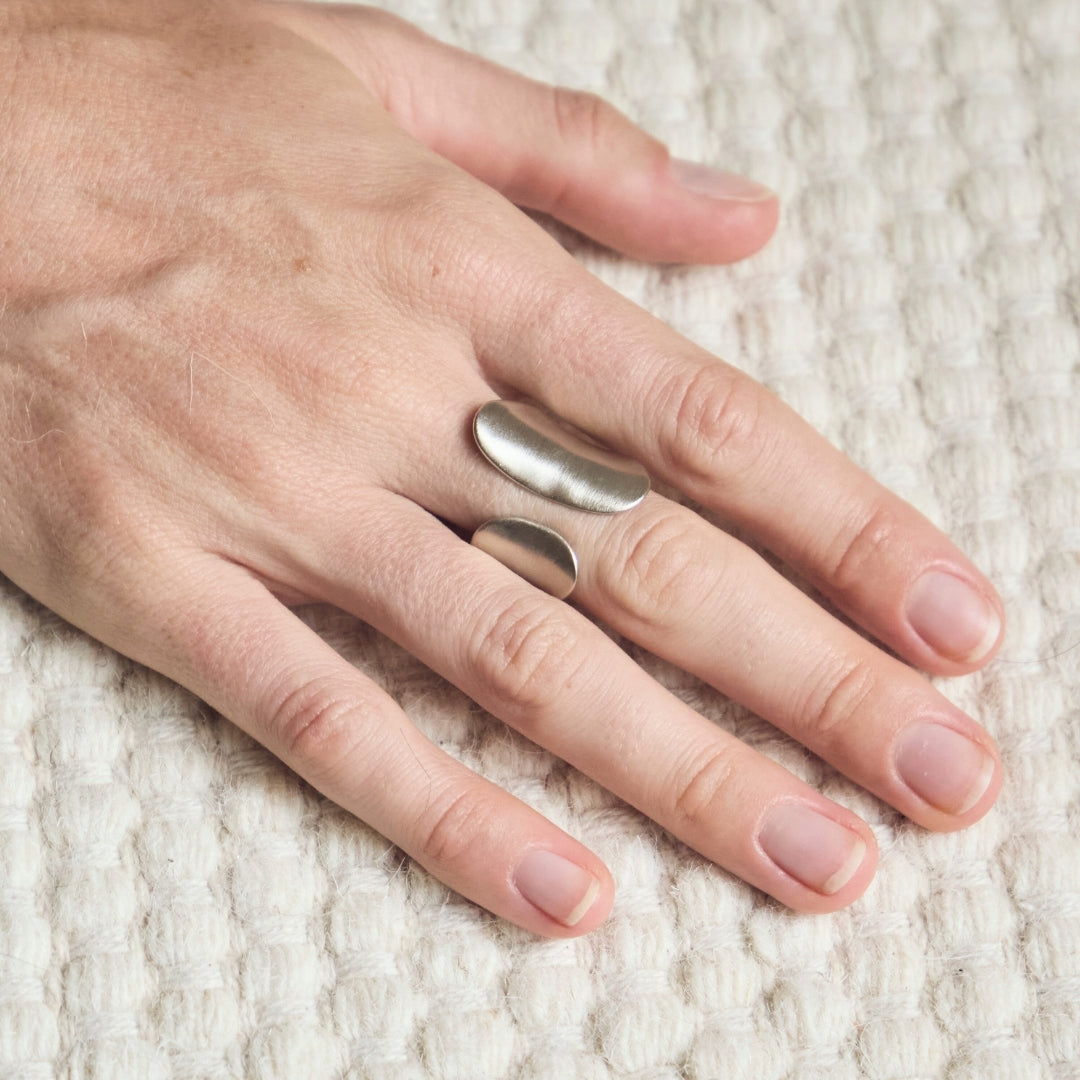 Rosanna de la Riva Statement-Ring mit matter Oberfläche und modernem offenem Design.