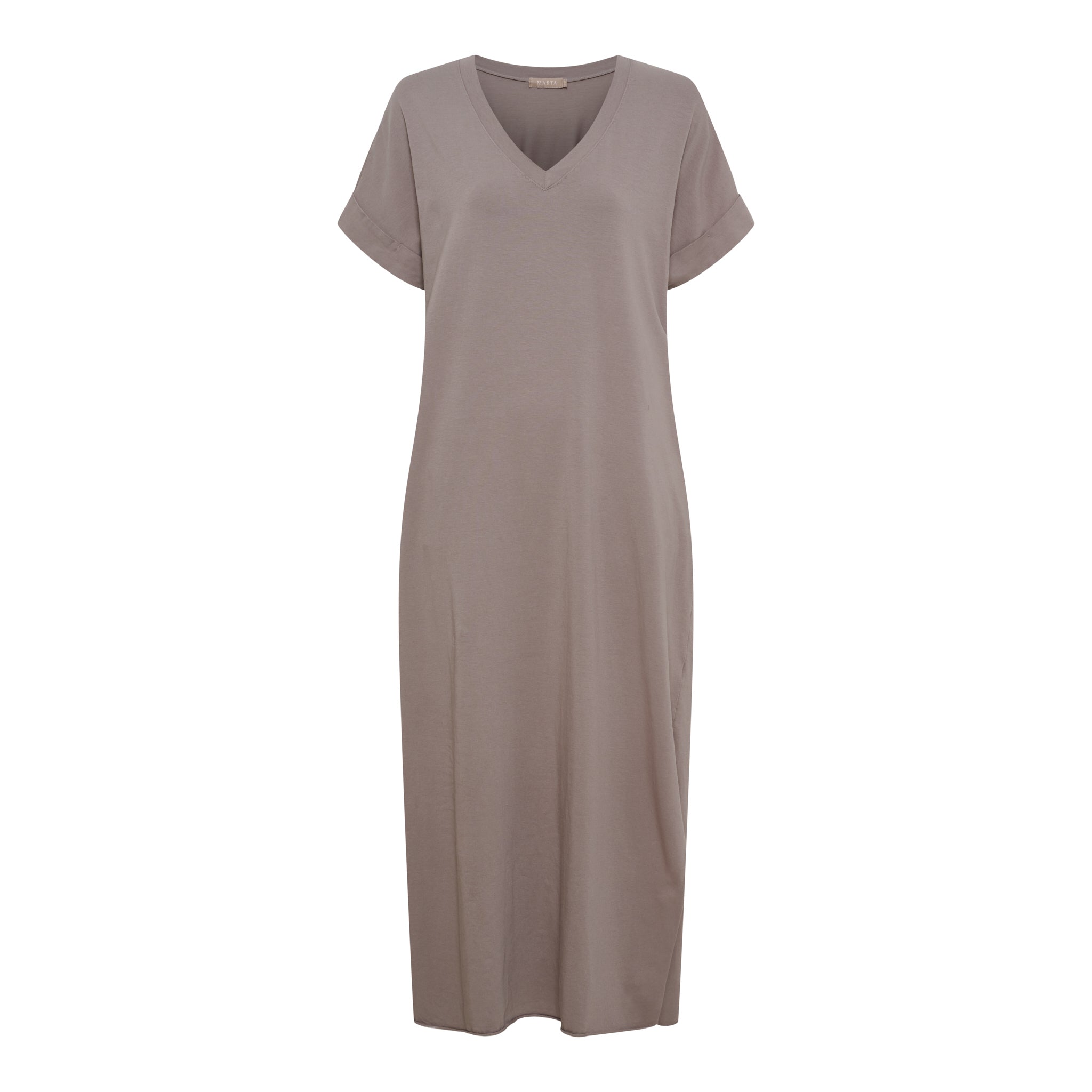 Marta du Château Maxikleid in Taupe mit V-Ausschnitt und kurzen umgeschlagenen Ärmeln. Locker geschnittenes Jerseykleid in fließender Qualität, ideal für einen entspannten Sommer-Look.