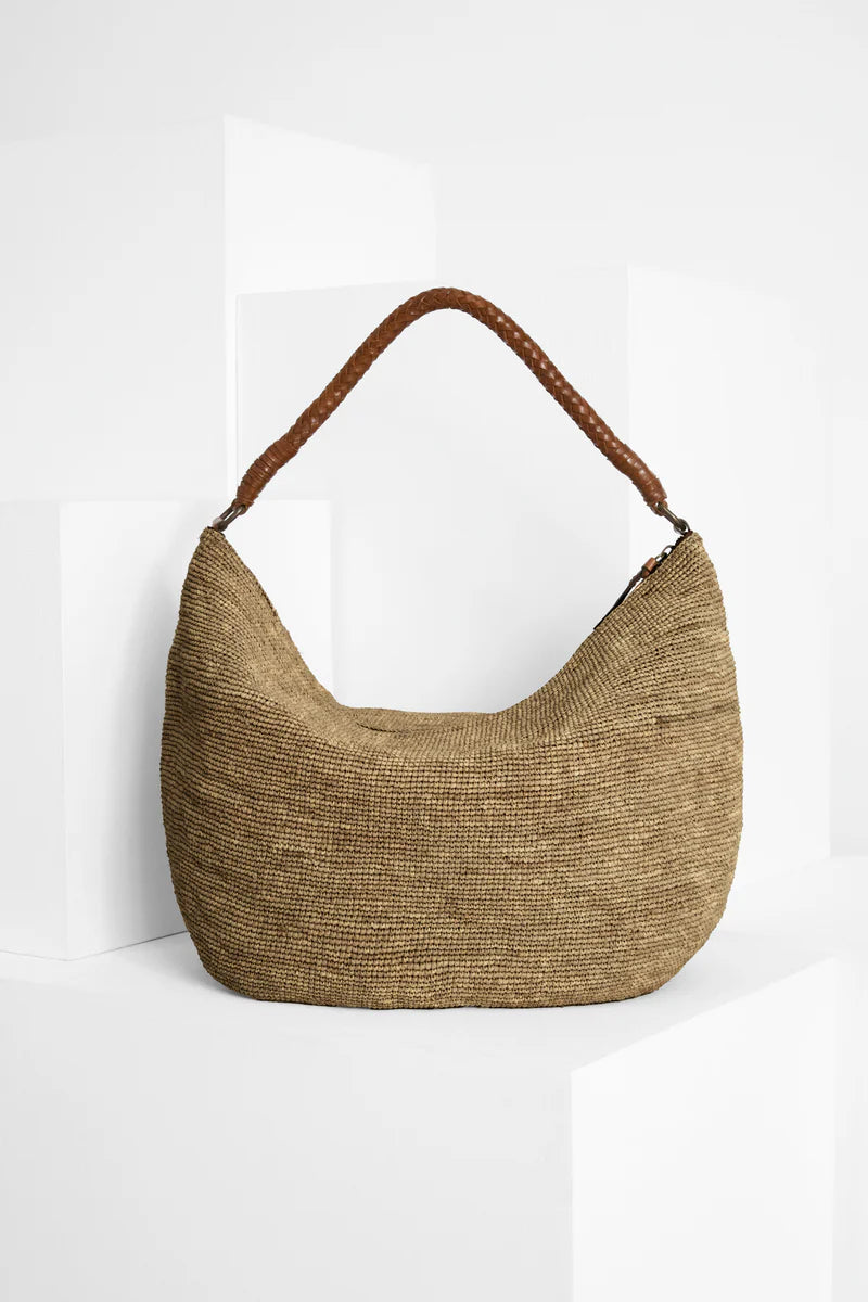IBELIV MEVA Dark Tea Hobo-Tasche aus handgefertigtem Raffia mit Lederhenkel