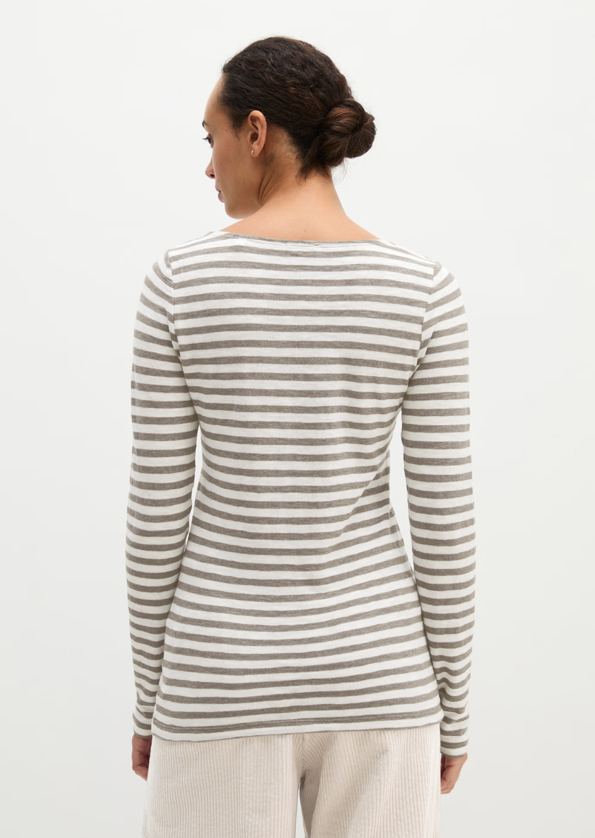 Marc O'Polo Ringel-Longsleeve in Creme und Taupe mit U-Boot-Ausschnitt an einem Model getragen.