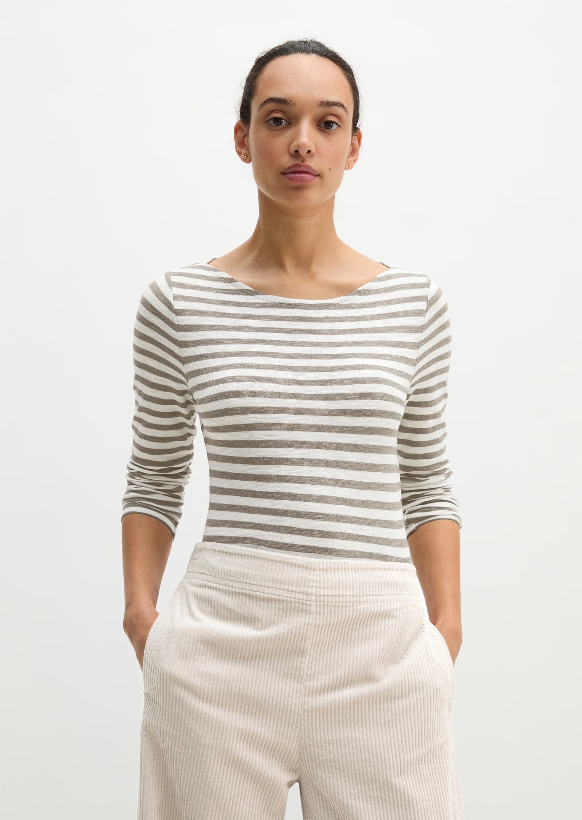 Marc O'Polo Ringel-Longsleeve in Creme und Taupe mit U-Boot-Ausschnitt an einem Model getragen.