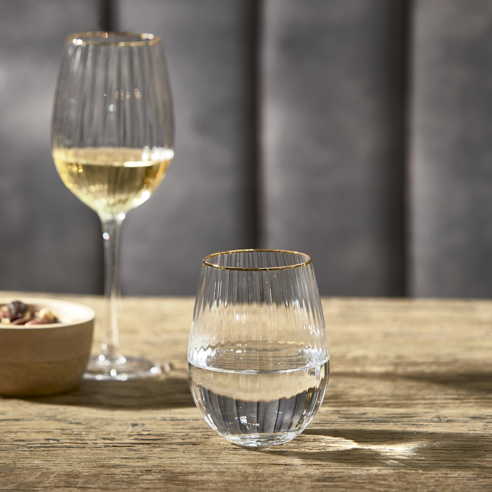 Riviera Maison Maison Water Glass Gold aus Klarglas mit feiner Rillenstruktur und Goldrand.