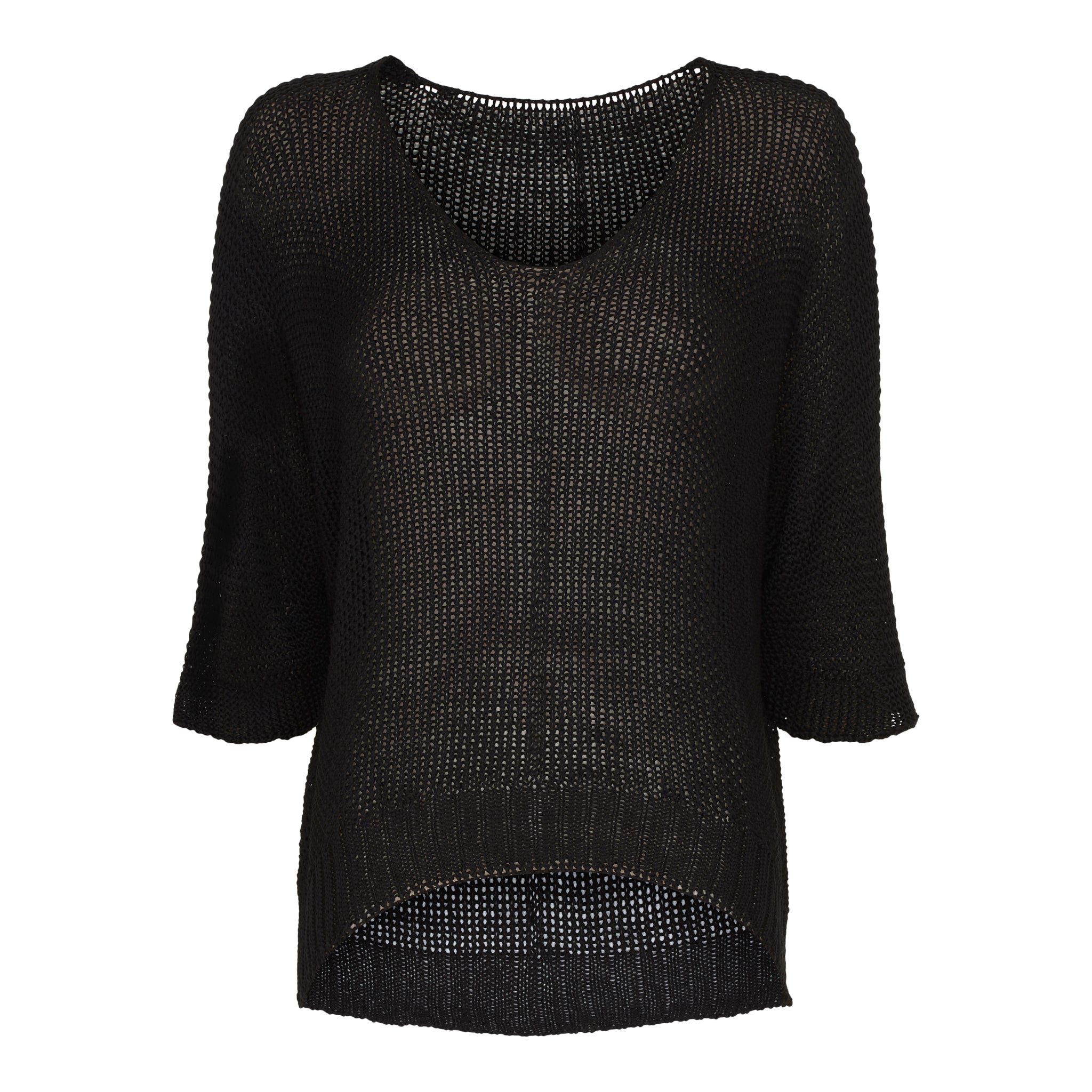 Model trägt schwarzen, luftigen Lochstrickpullover von Marta du Château mit 3/4-Ärmeln kombiniert zu einer weißen Leinenhose in sommerlicher Küstenkulisse.