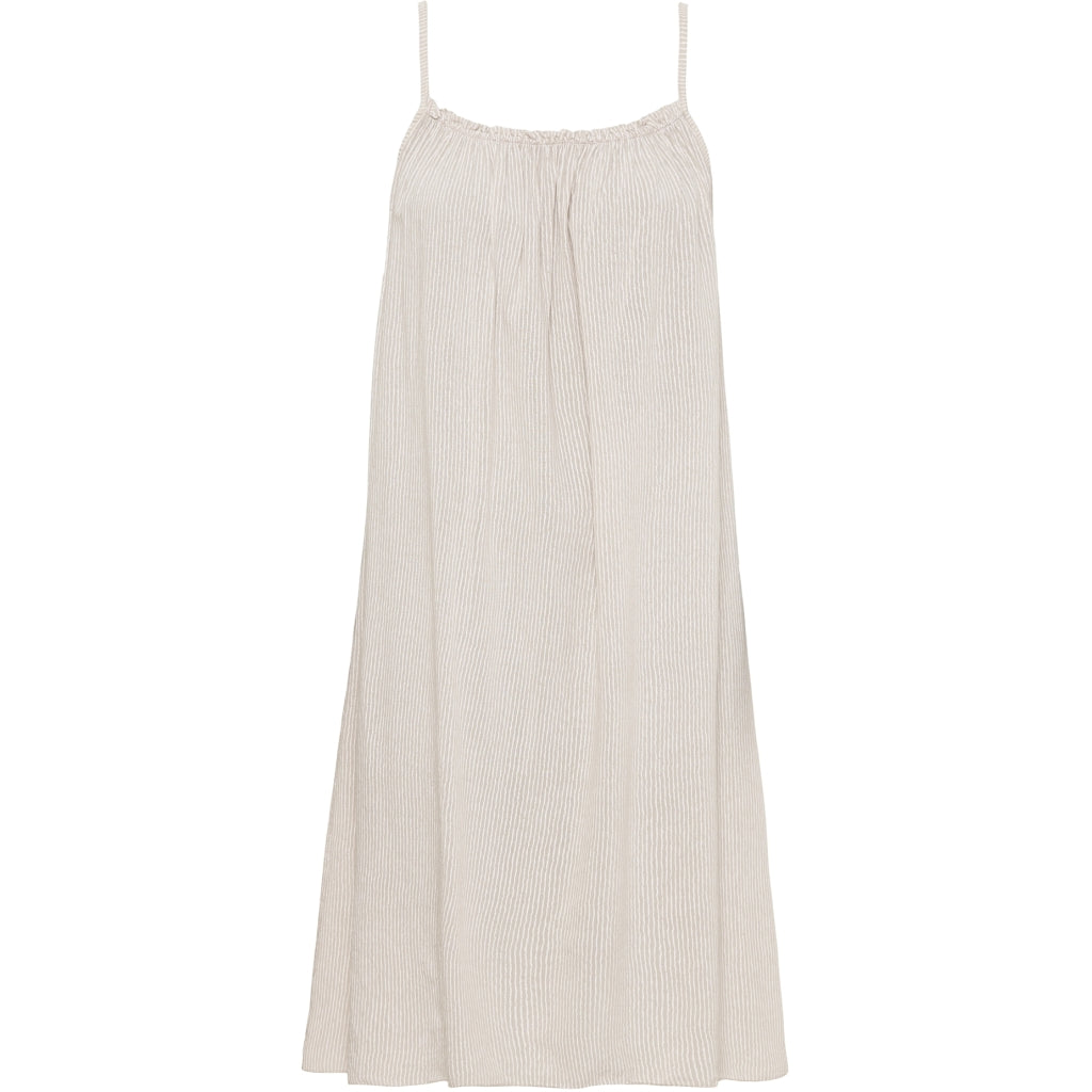 Marta du Château Midi-Trägerkleid in Beige mit feiner Crinkle-Struktur.