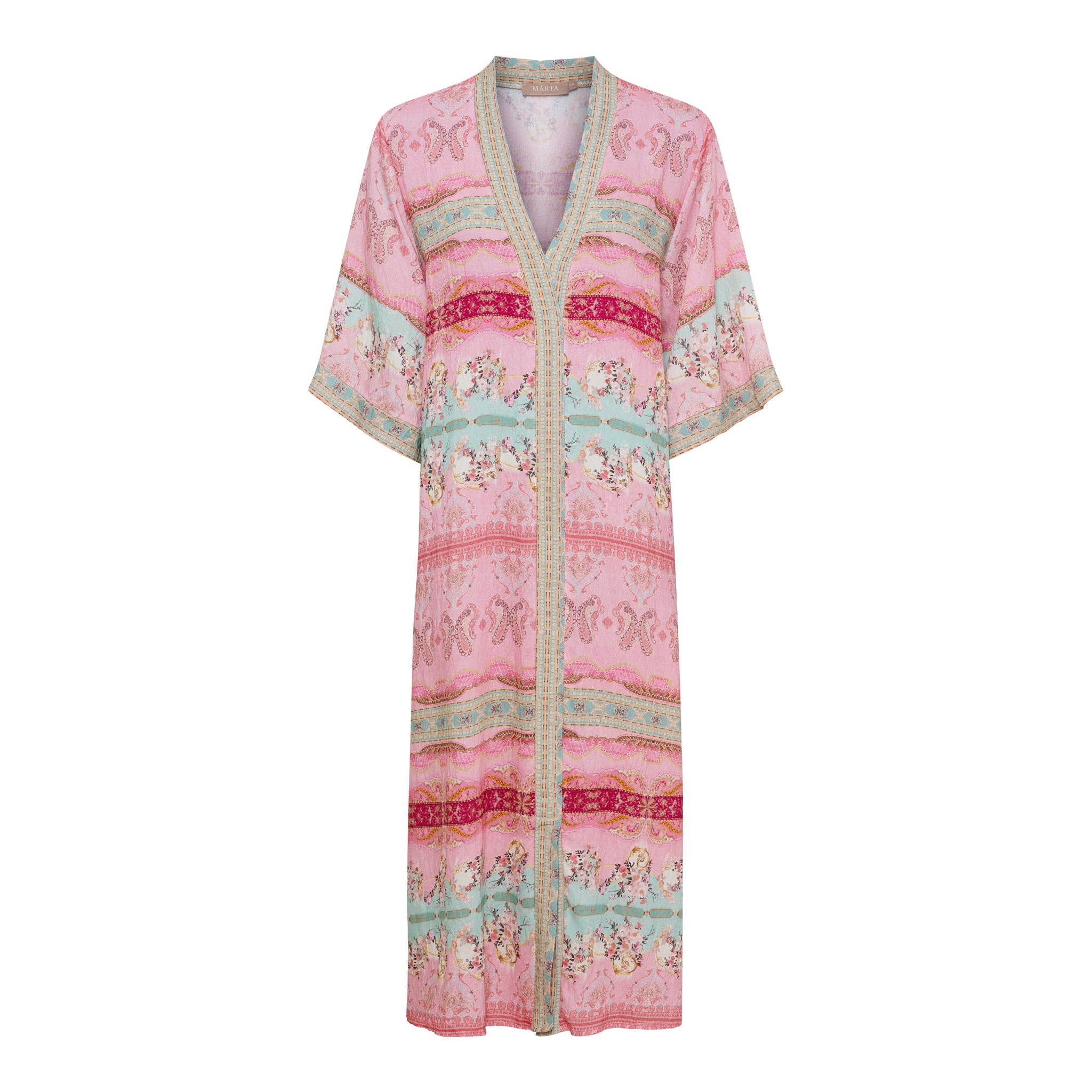 Rosa Kaftan mit mehrfarbigem Print, V-Ausschnitt und weiten 3/4-Ärmeln von Marta du Chateau auf weißem Hintergrund.