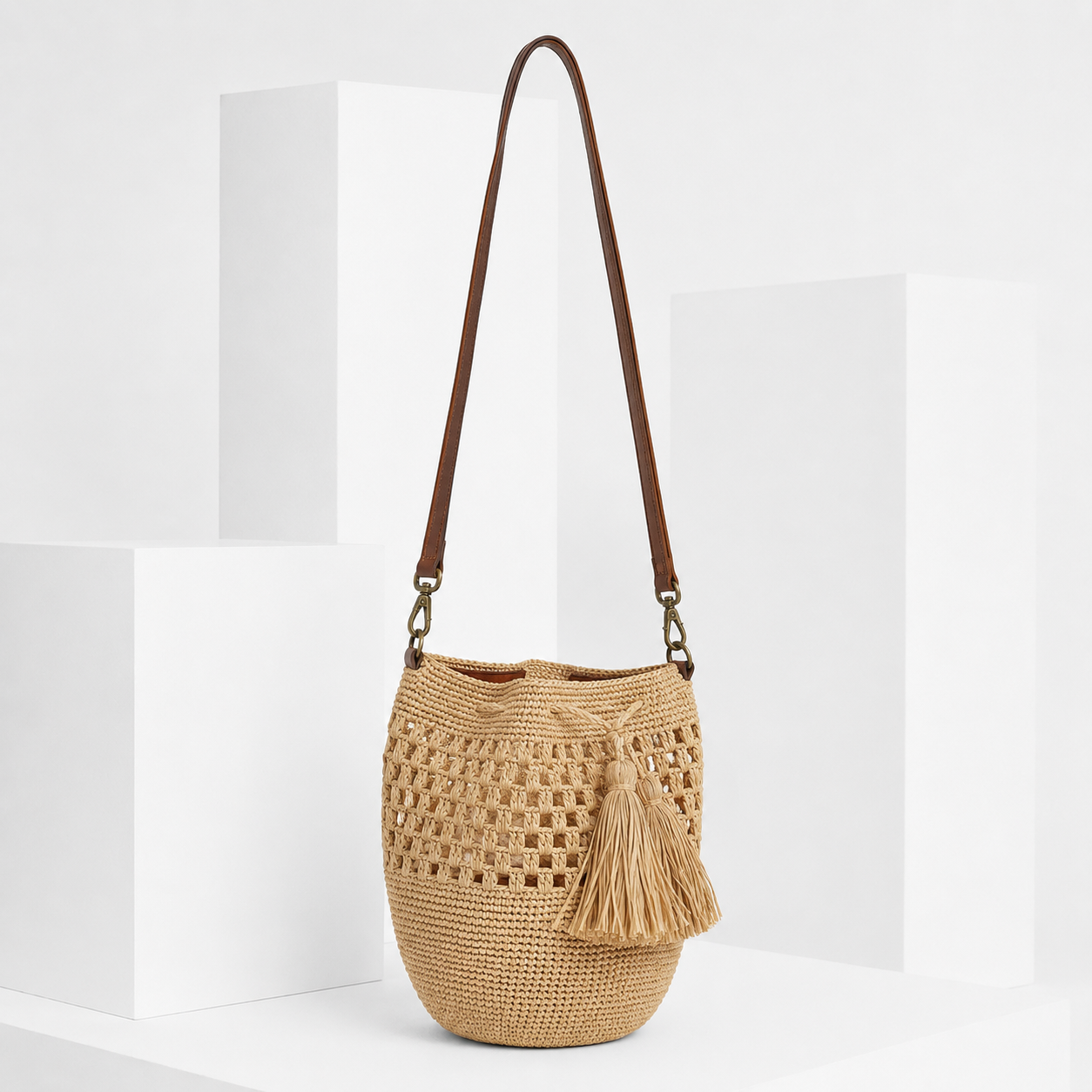 IBELIV HAINGO Tea Schultertasche aus handgefertigtem Raffia mit Lederhenkel und Raffia-Quasten