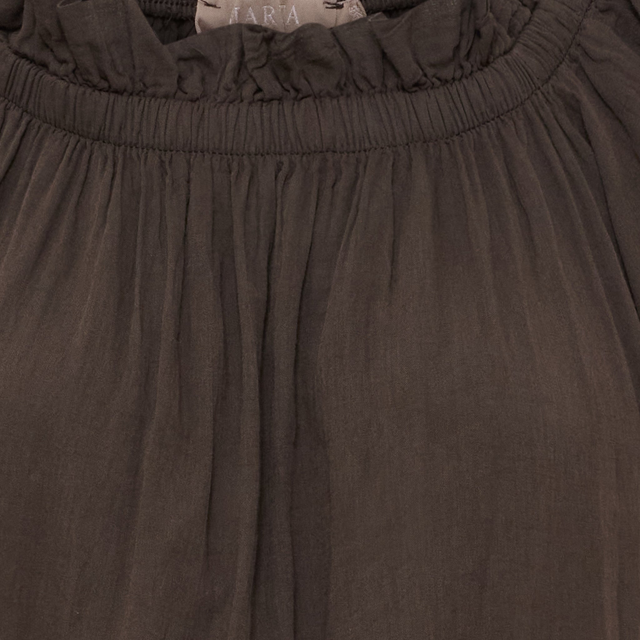 Braunes Maxikleid mit Puffärmeln, elastischem Rundhalsausschnitt und Volantsaum von Marta du Chateau auf weißem Hintergrund.