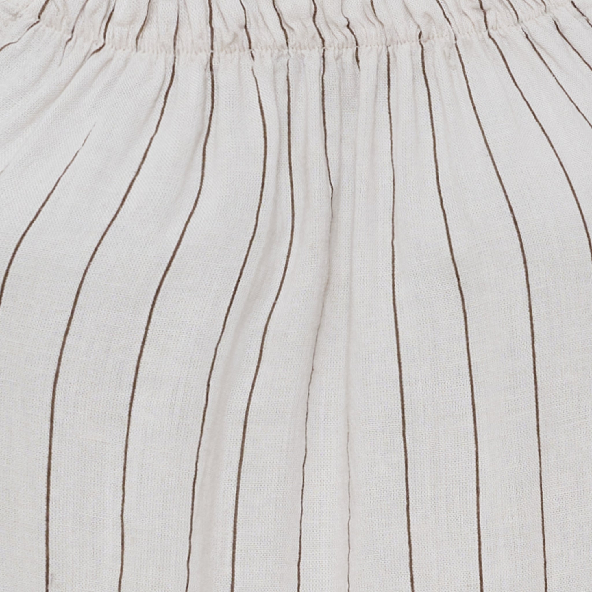 Luftiges Maxikleid von Marta du Château in Sabbia Stripe mit feinen Streifen, schmalen Trägern und fließendem Rock in sandfarbener Optik.
