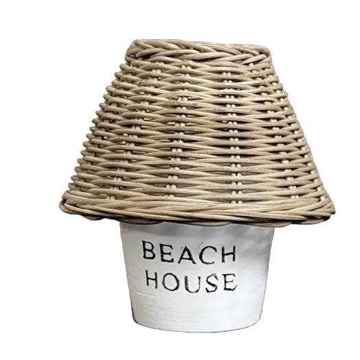 Weißes Windlicht aus Ton mit Rattandach und Aufschrift BEACH HOUSE von STRANDGUT