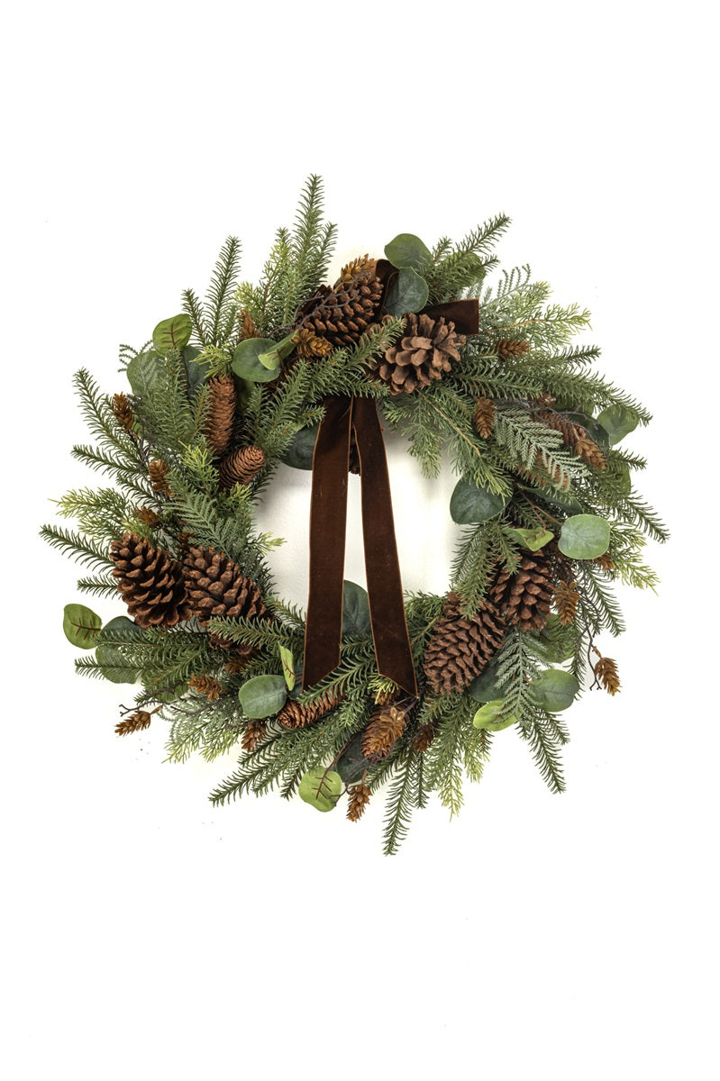 Weihnachtskranz von Emerald mit Tannengrün, Zapfen, Eukalyptus und brauner Samtschleife