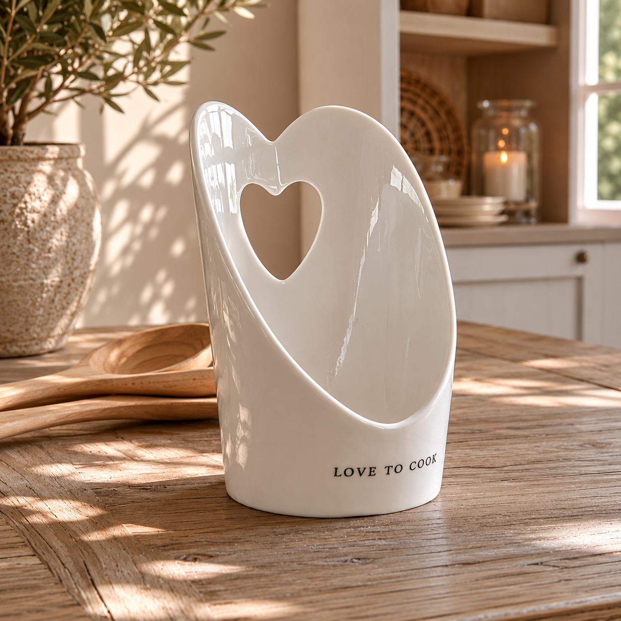 Löffelhalter von Riviera Maison mit Herz und Aufschrift LOVE TO COOK in Landhausküche.