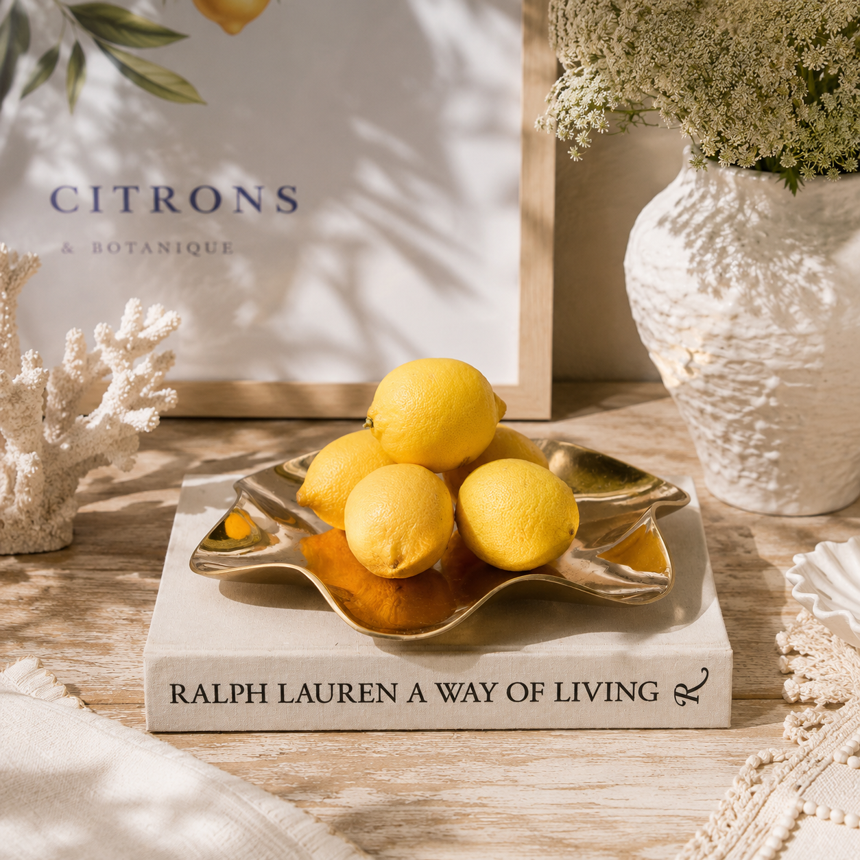 Waverly Tray Gold. Geschwungenes sehr dekoratives goldfarbiges Tablett von Riviera Maison