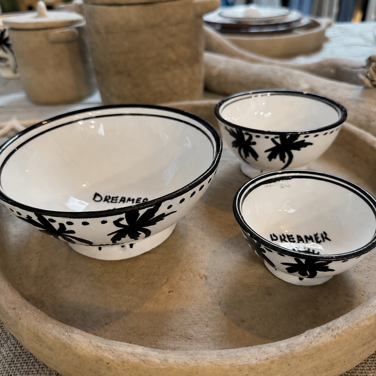 Drei handbemalte Schüsseln aus Keramik mit schwarzem Palmenprint aus der Dreamer Collection von LUNA AZUL.