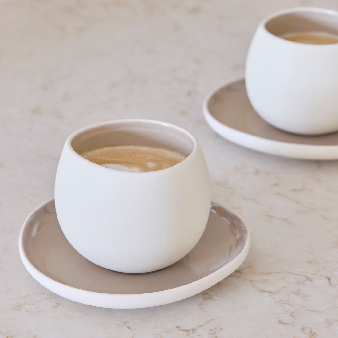 Riviera Maison Clement Cup & Saucer aus naturfarbenem Steingut mit passender Untertasse.