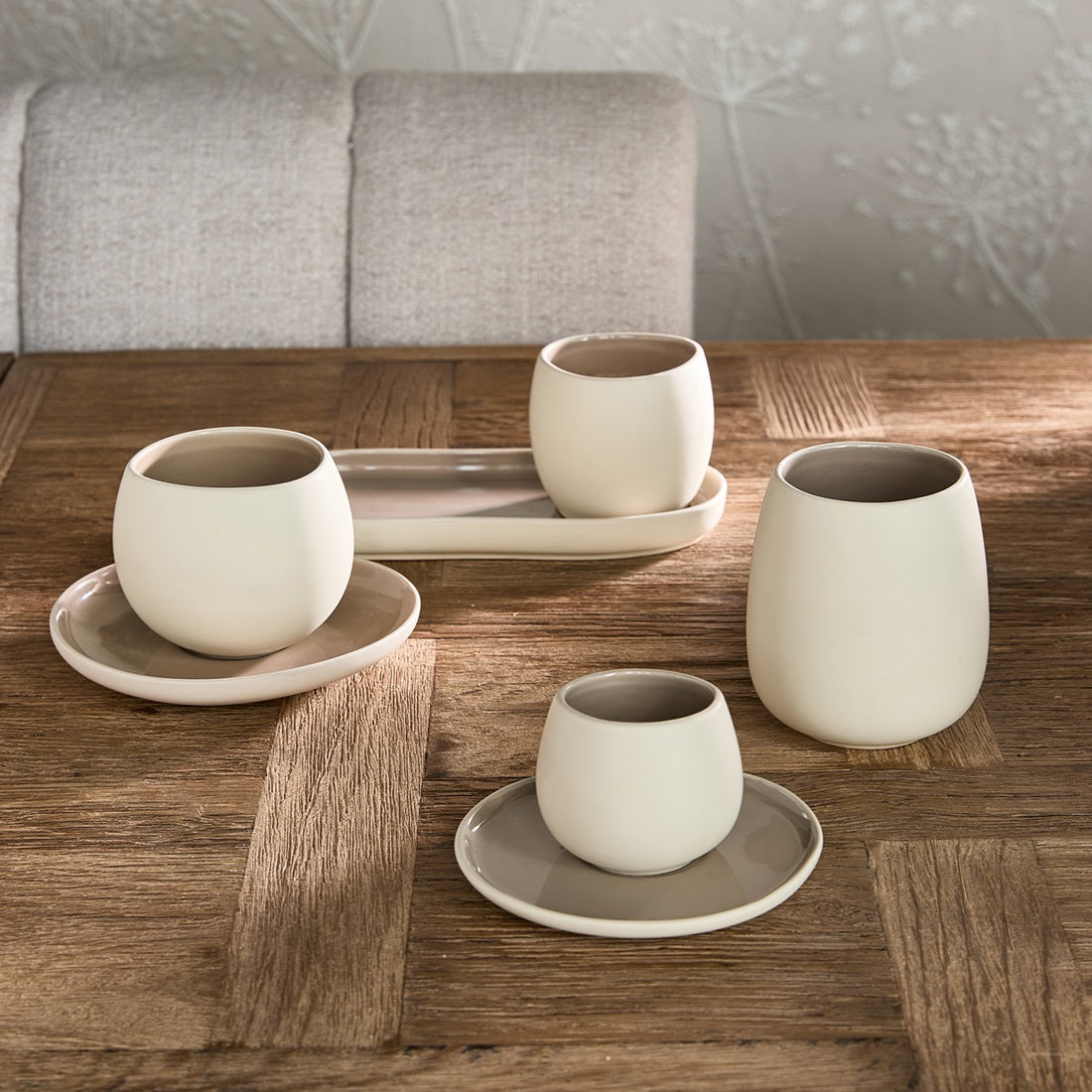 Riviera Maison Clement Cup & Saucer aus naturfarbenem Steingut mit passender Untertasse.