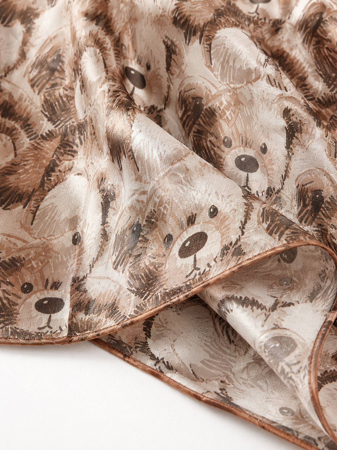 Codello Schal Bears Allover aus recyceltem Polyester. Leichter Damenschal mit charmantem Bärenprint in natürlichen Beigetönen. Maße 55 x 180 cm.