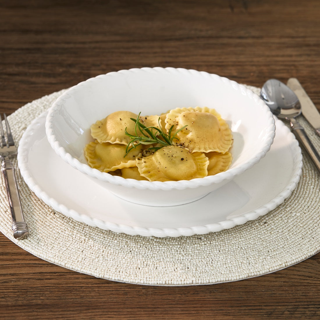 Elegant Twist Bowl L RIVIERA MAISON. Weiße Schale mit gedrehtem Randdesign und RM Logo.