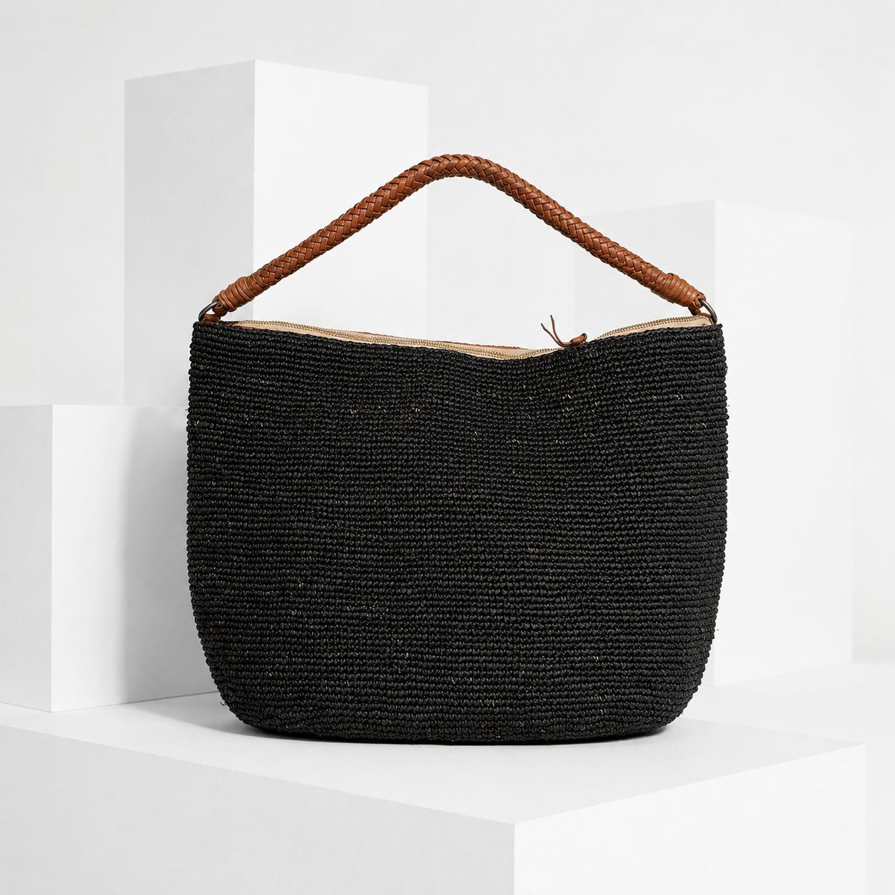 IBELIV UTOPIA Black Hobo-Tasche aus handgefertigtem schwarzem Raffia mit geflochtenem Lederhenkel