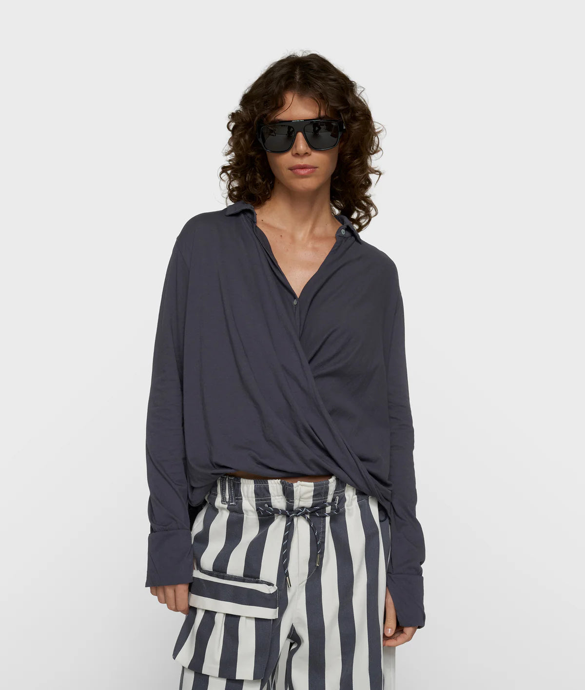 Damen bluse wrapped in der farbe steel blue von 10 days amsterdam