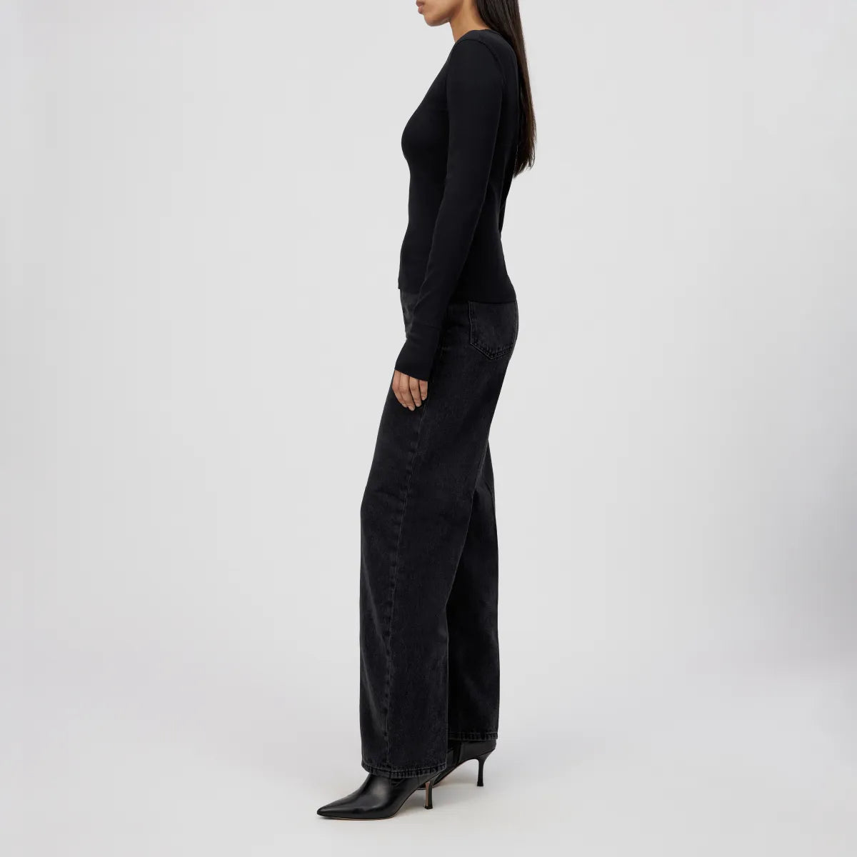 Schwarzes Longsleeve NURIT von Drykorn mit Rundhalsausschnitt und Fein-Ripp.