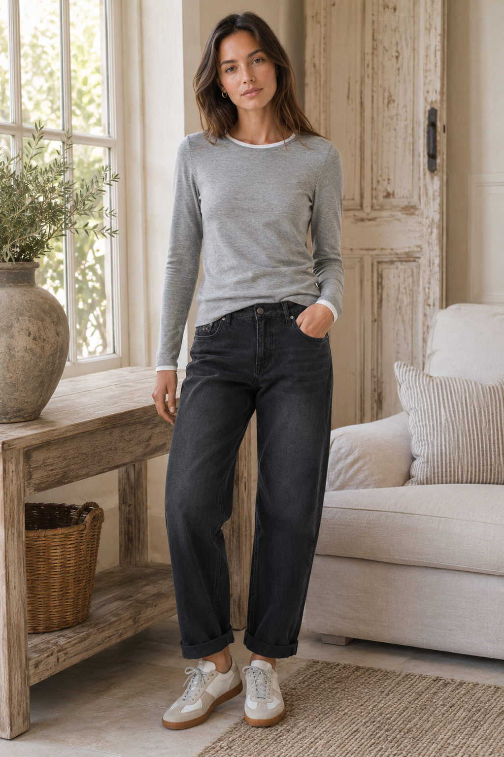 HERRLICHER Brooke Denim Black Damenjeans mit Straight-Leg-Schnitt, dunkler Waschung und umgeschlagenen Beinabschlüssen.