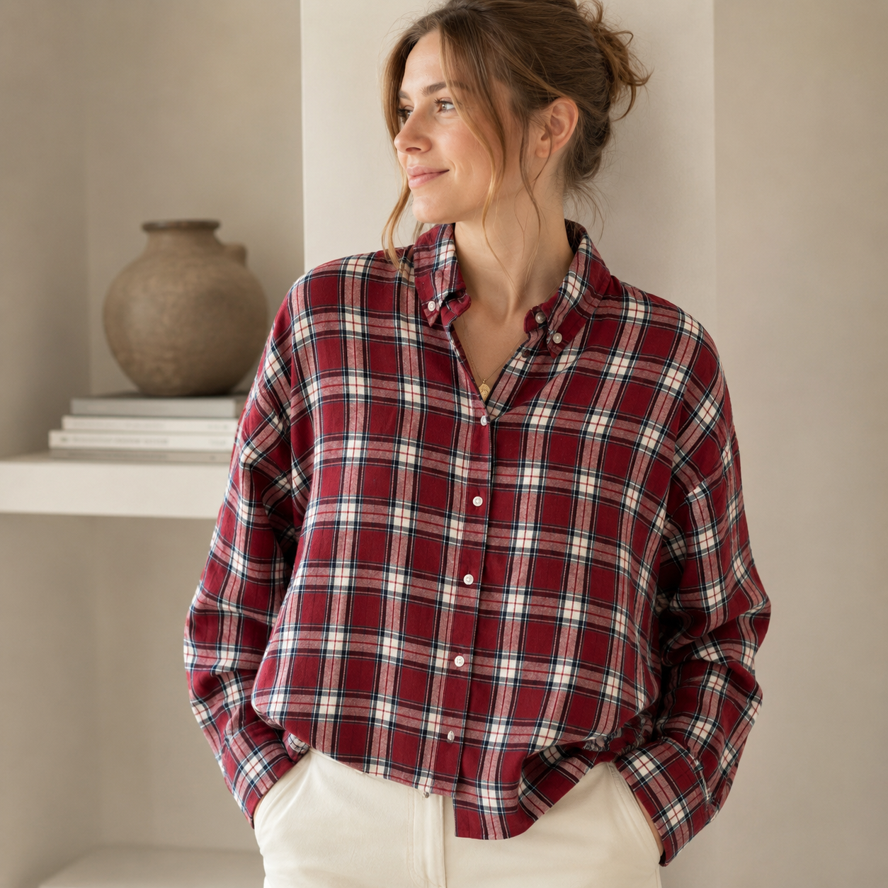 Herrlicher Tila Flannel Checked Karobluse in Bordeaux-Rot mit cremefarbenem Karomuster, offen über einem weißen Top an einem Model getragen.