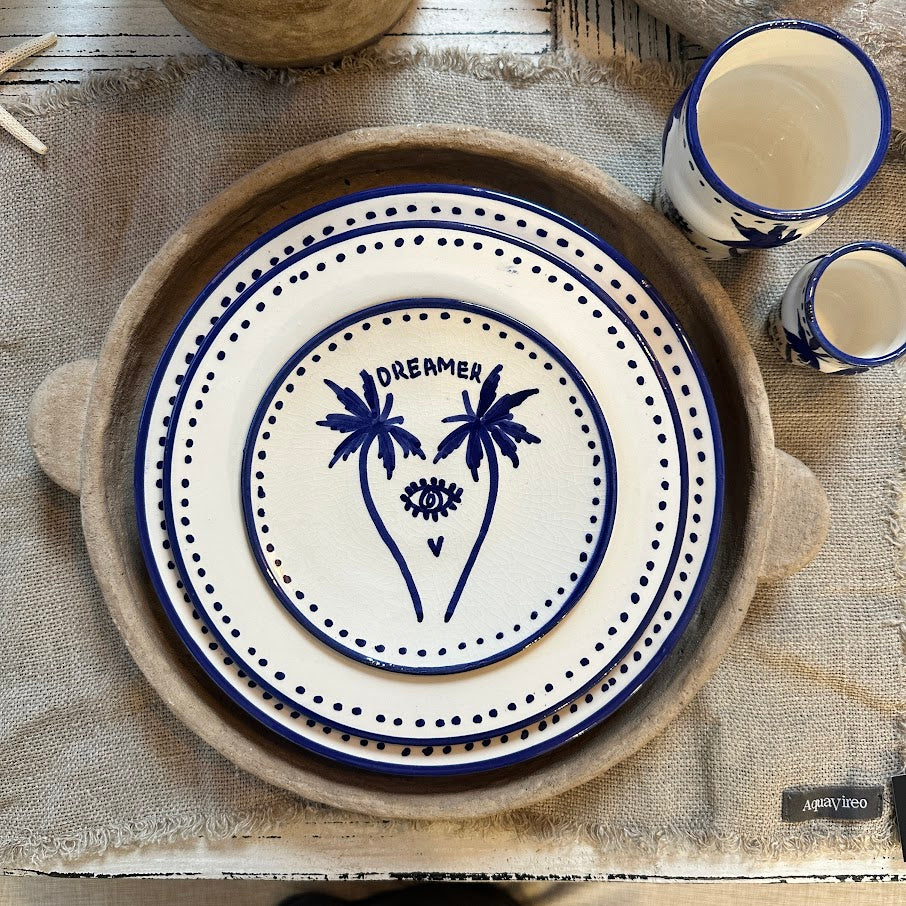 Handbemaltes Geschirr mit Palmenmotiv und der Aufschrift DREAMER von Luna Azul