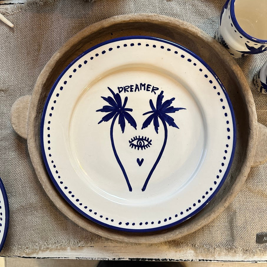 Handbemalter, weißer Essteller aus Keramik mit blauem Palmenmotiv, einem Auge und der Aufschrift DREAMER.