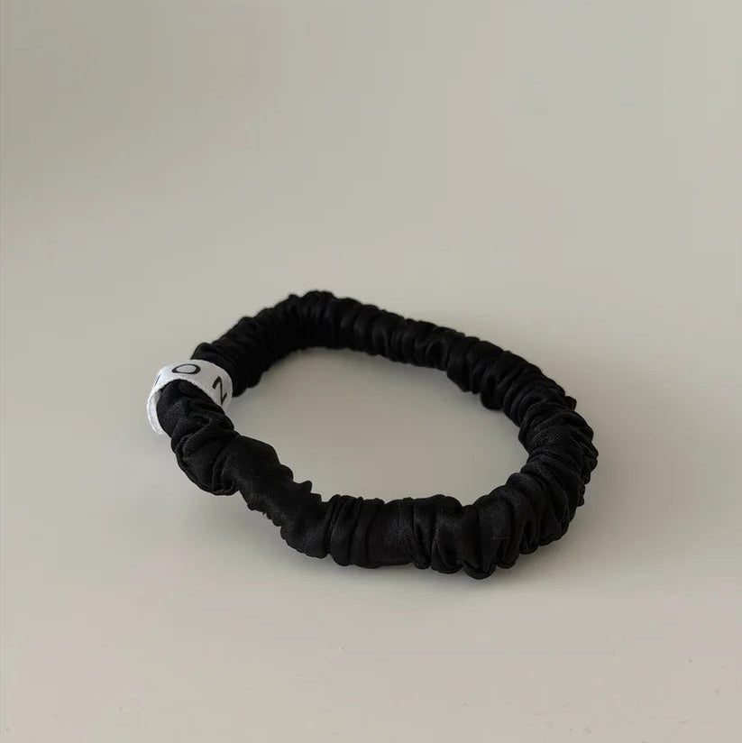ESSENTIAL SILK SCRUNCHIES in schwarz von Jona the Label
