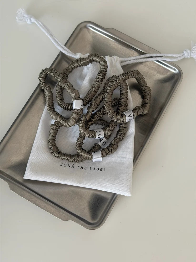 JONÀ THE LABEL SILK SCRUNCHIES – khaki