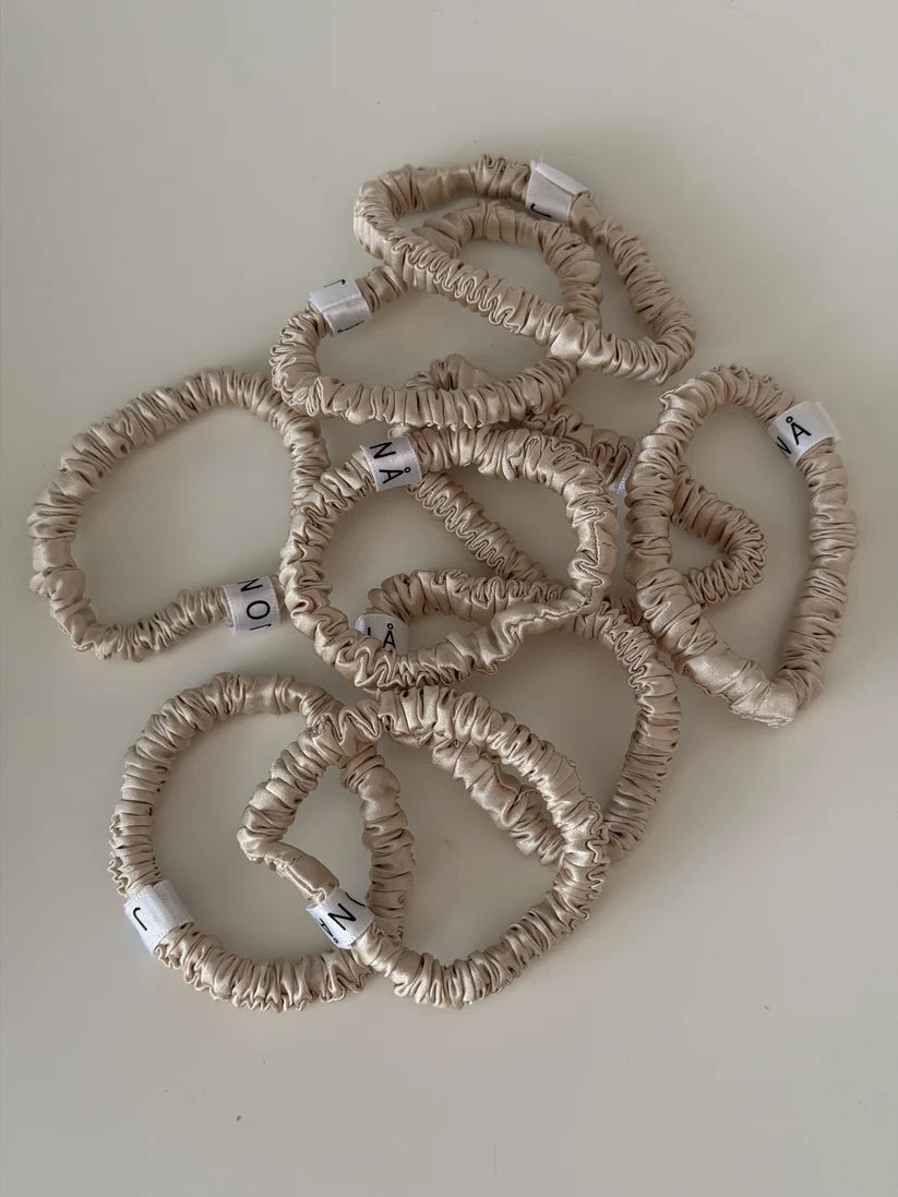 JONÀ THE LABEL SILK SCRUNCHIES – beige